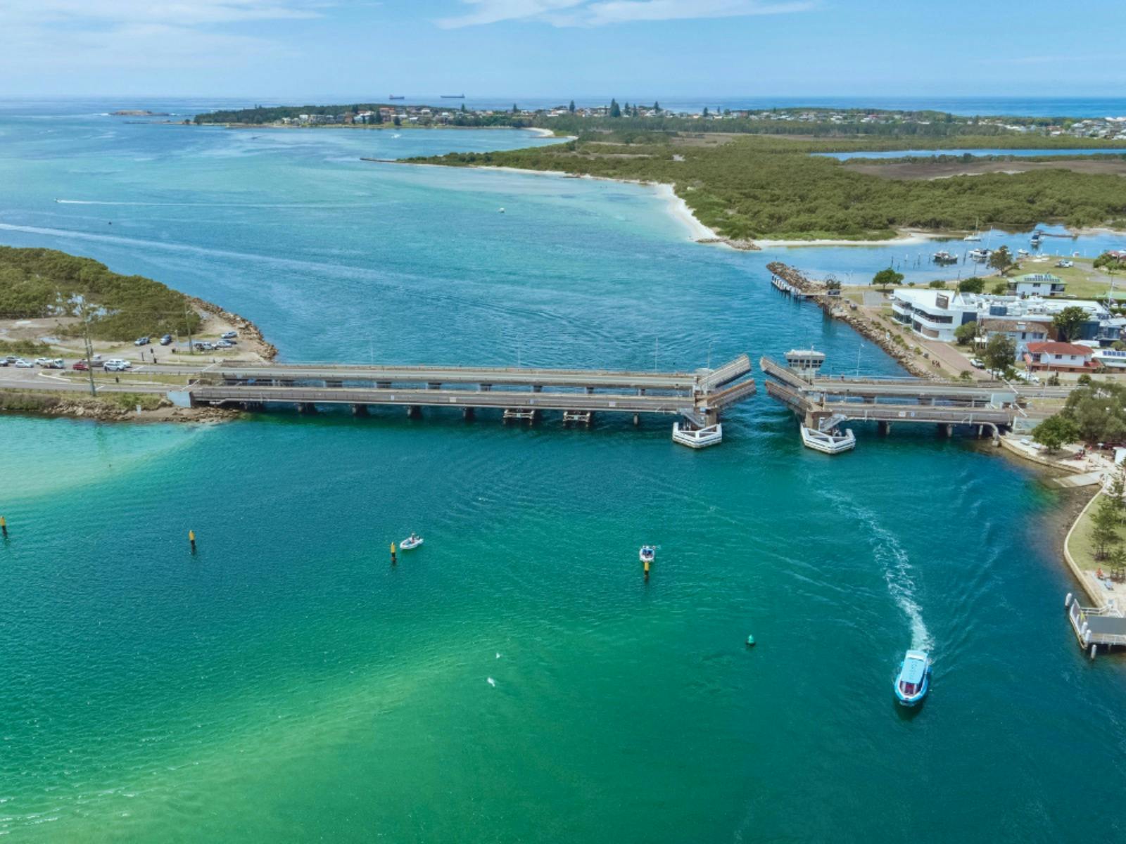 Offene Brücke und Wasser von oben