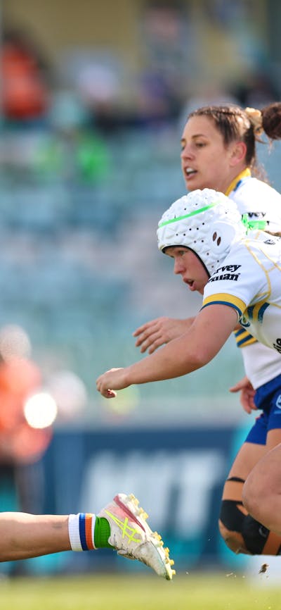 Canberra Raiders NRLW player Chloe Saunders running the ball.