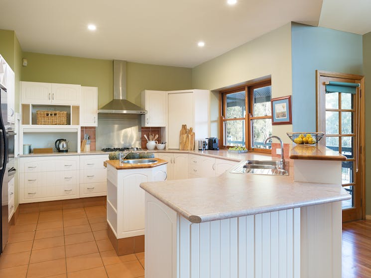 Hunter-Valley-Stays-Accommodation-Wine-Country-Lodge-Kitchen