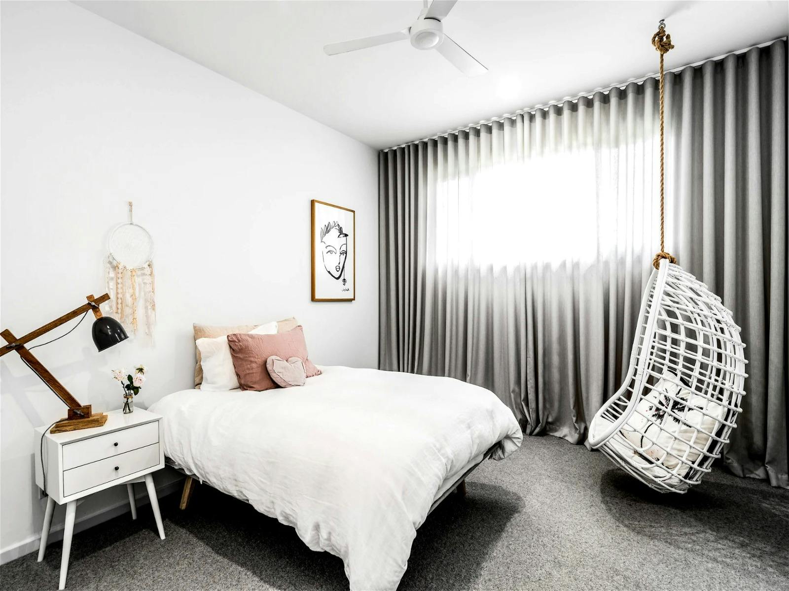 따뜻한 조명과 편안한 퀸 사이즈 침대가 있는 아늑한 침실