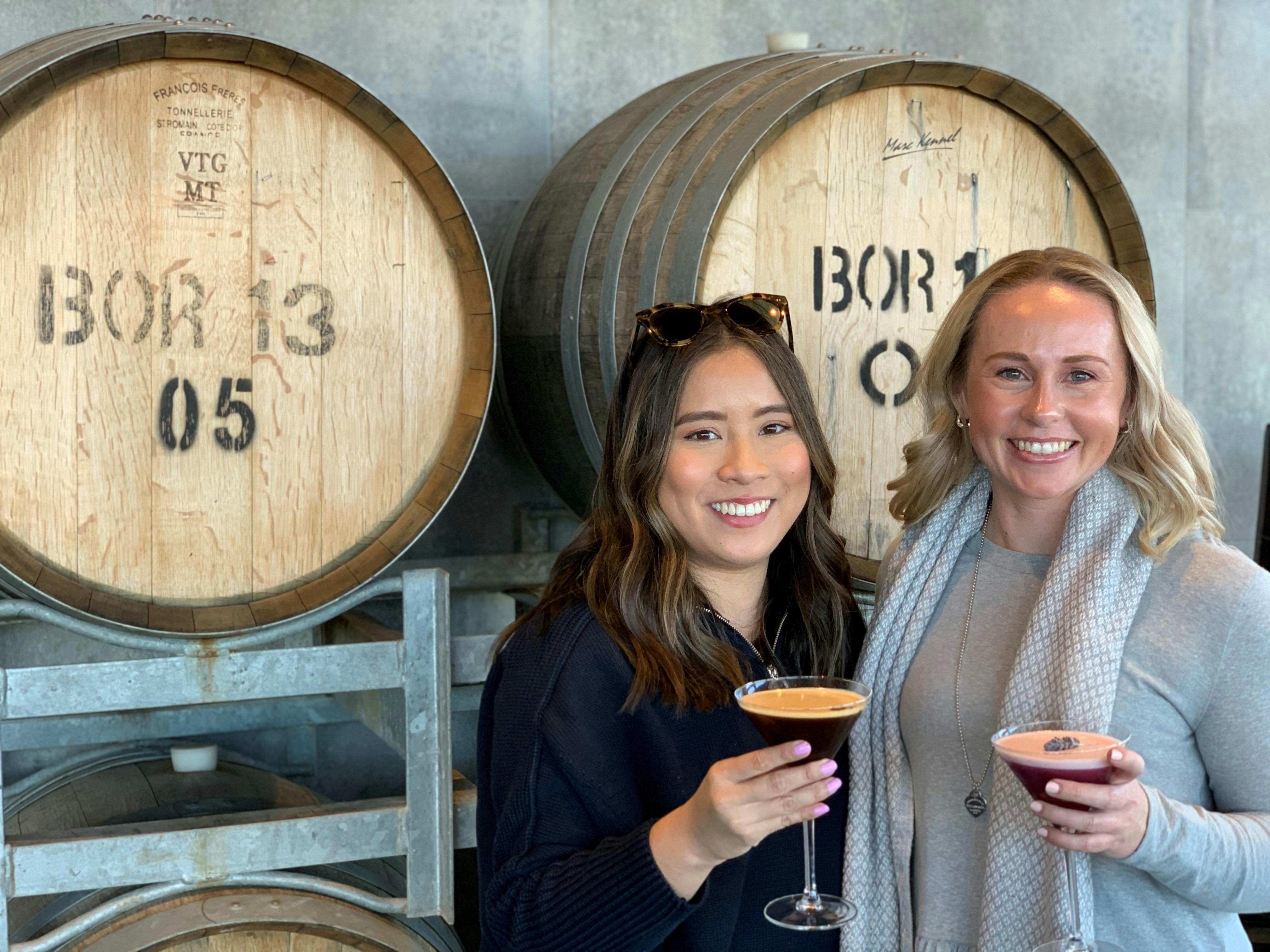 2 ladies drinking cocktails