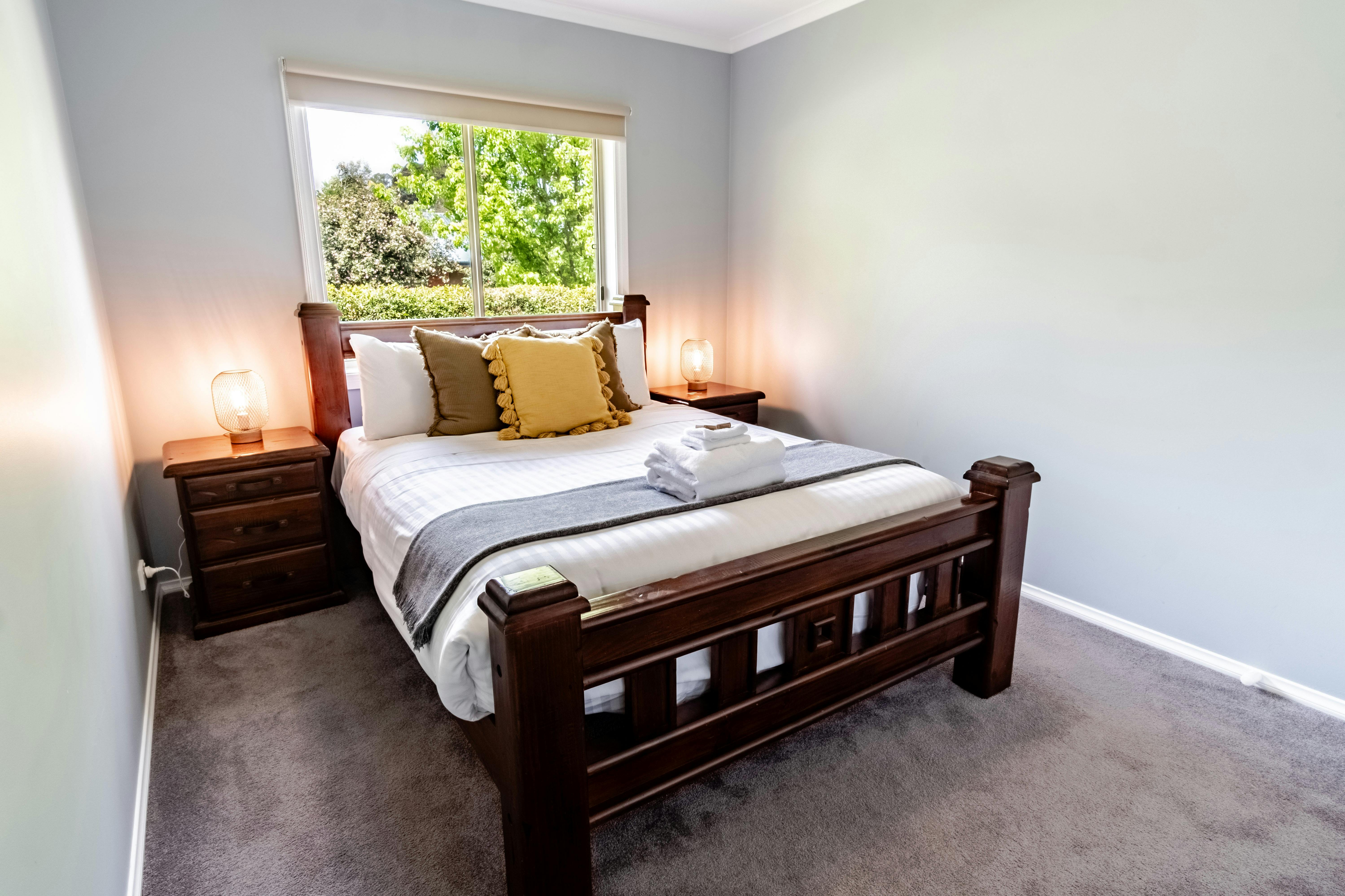 Shine Bright Queen Room 2 - Bright Pet Friendly Group Family Accommodation | Alpine Valley Getaways