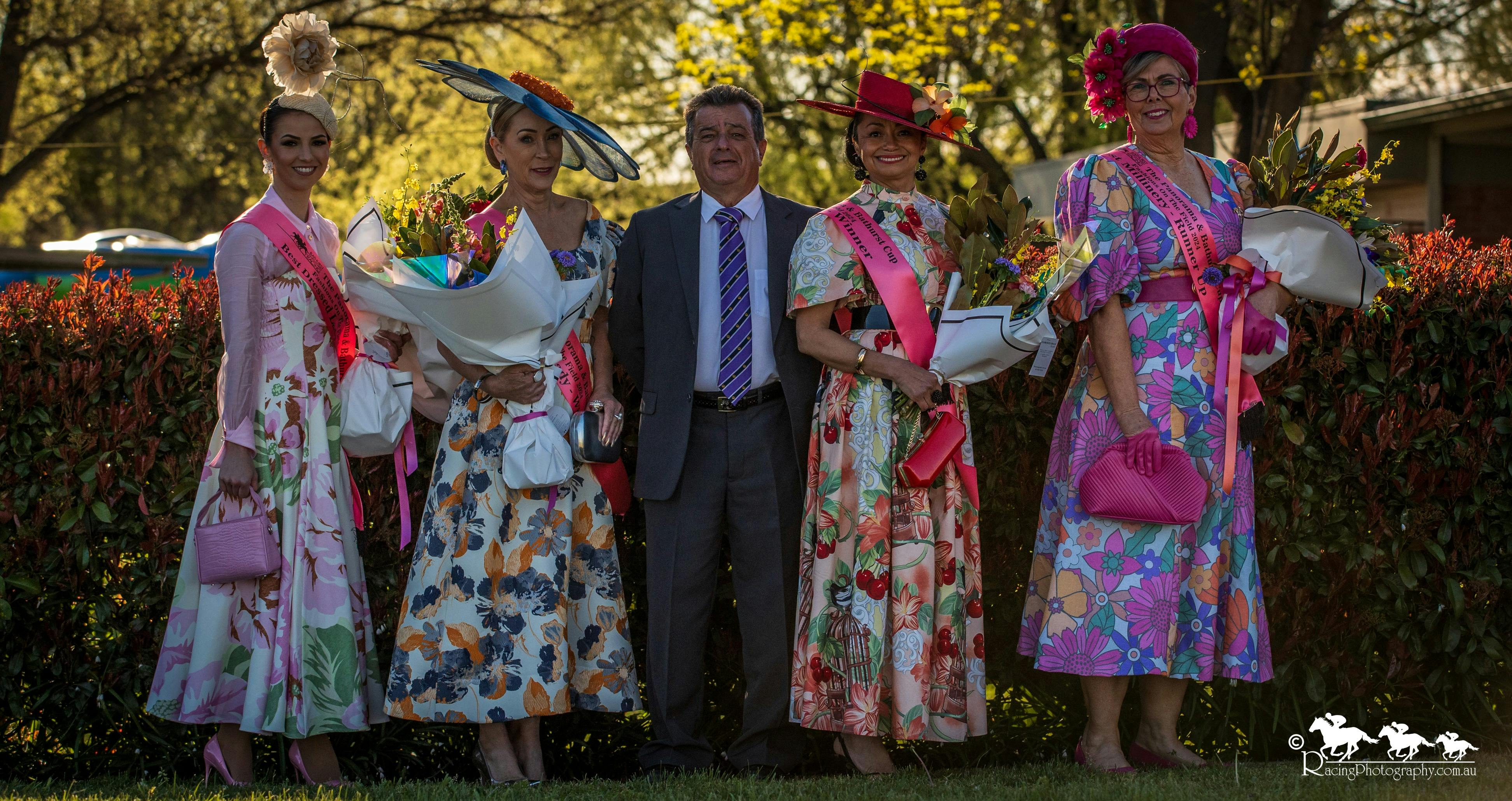 Dem Anlass entsprechend gekleidet – Bathurst Thoroughbred Racing.