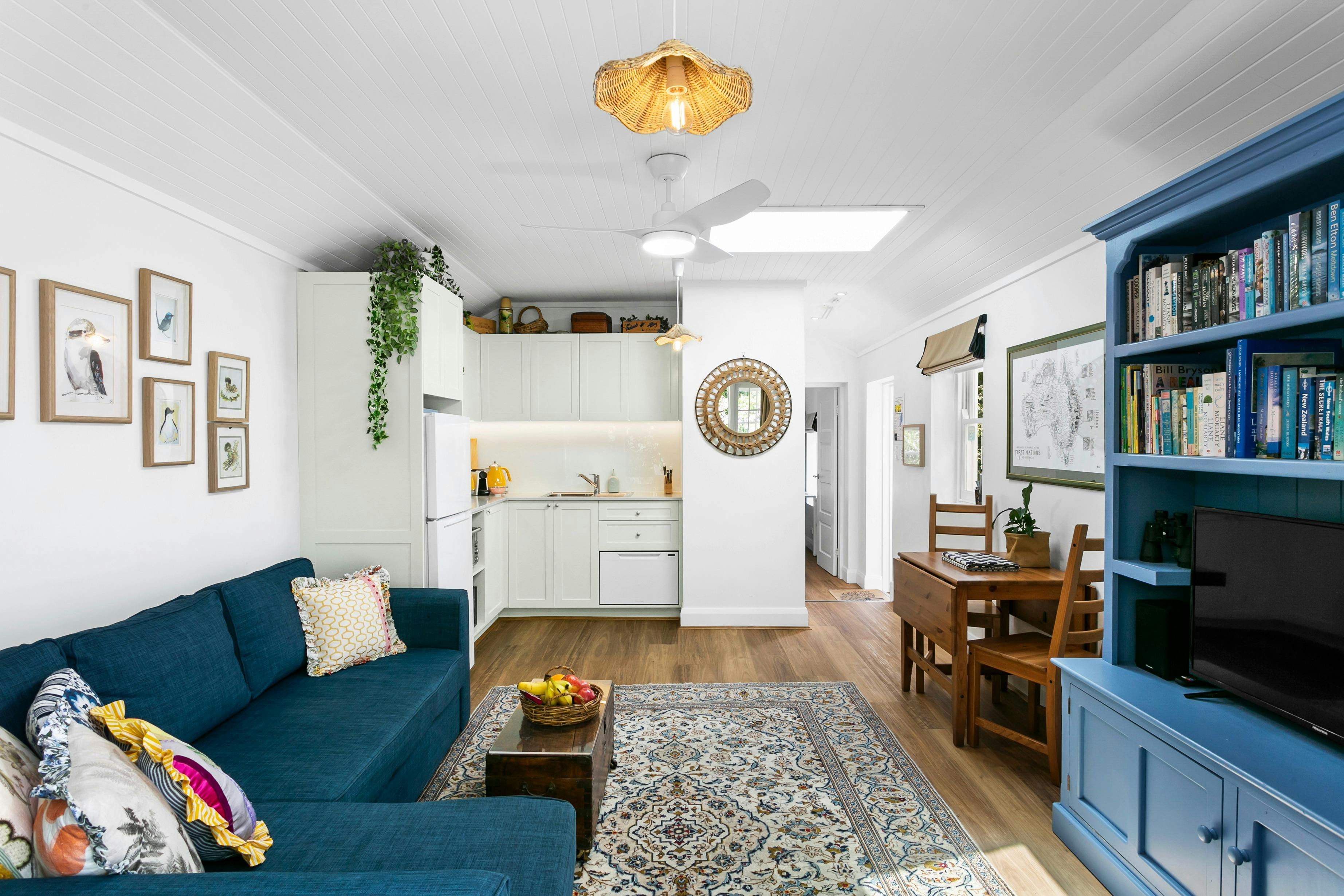 鏡の後ろに隠れたヨーロッパ風のランドリー