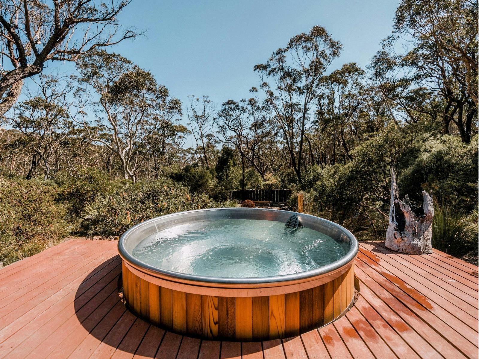 WILDACRES blue mountains cedar hot tub in bush