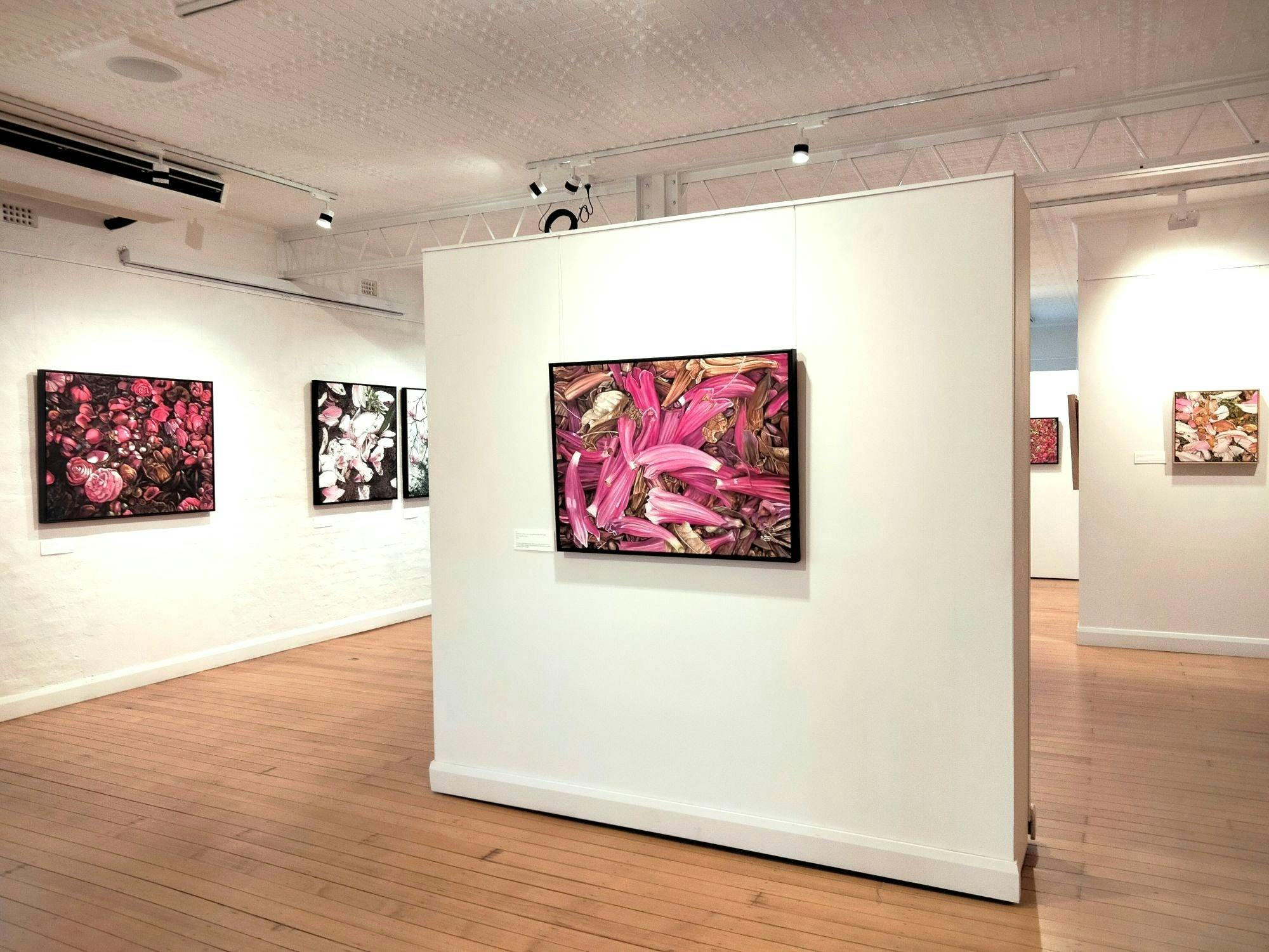 描绘落叶和花朵的大幅油画。