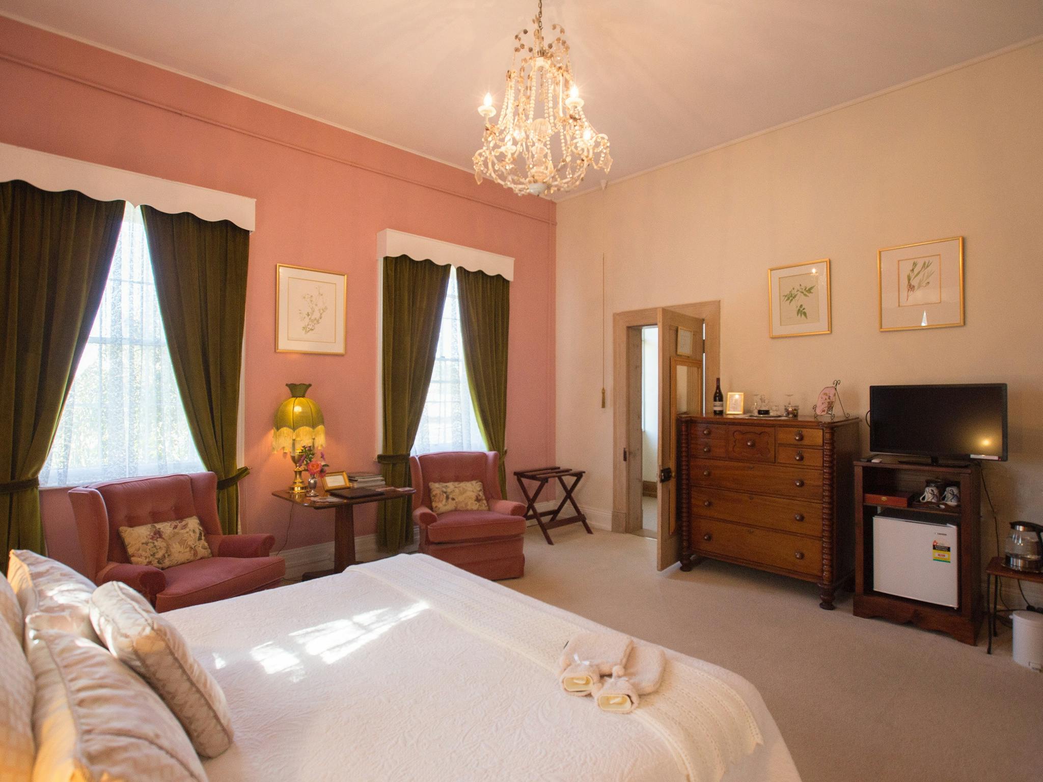 Downstairs King Superior with spa bath - The Racecourse Inn, Longford, Tasmania - heritage B&B