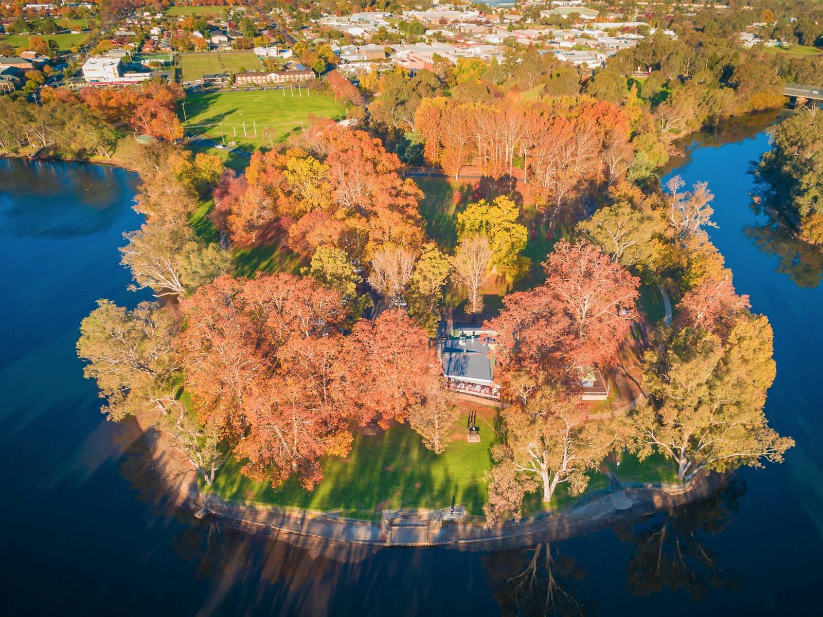 墨累河上 Noreuil 公園的 River Deck 位置