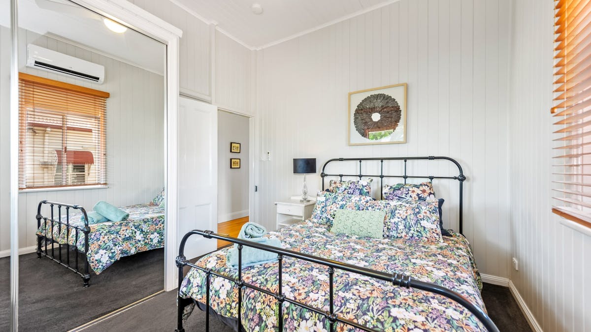 Features Queen bed and Reverse Cycle Aircon Features Queen bed and Reverse Cycle Aircon