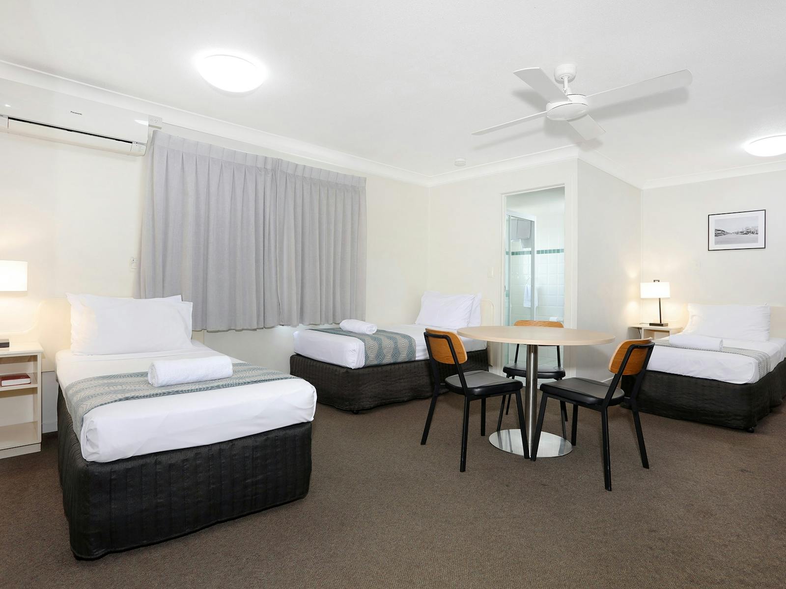 Southport Motel & Apartments | Motel Room 3 Single Beds Southport Motel & Apartments | Motel Room 3 Single Beds