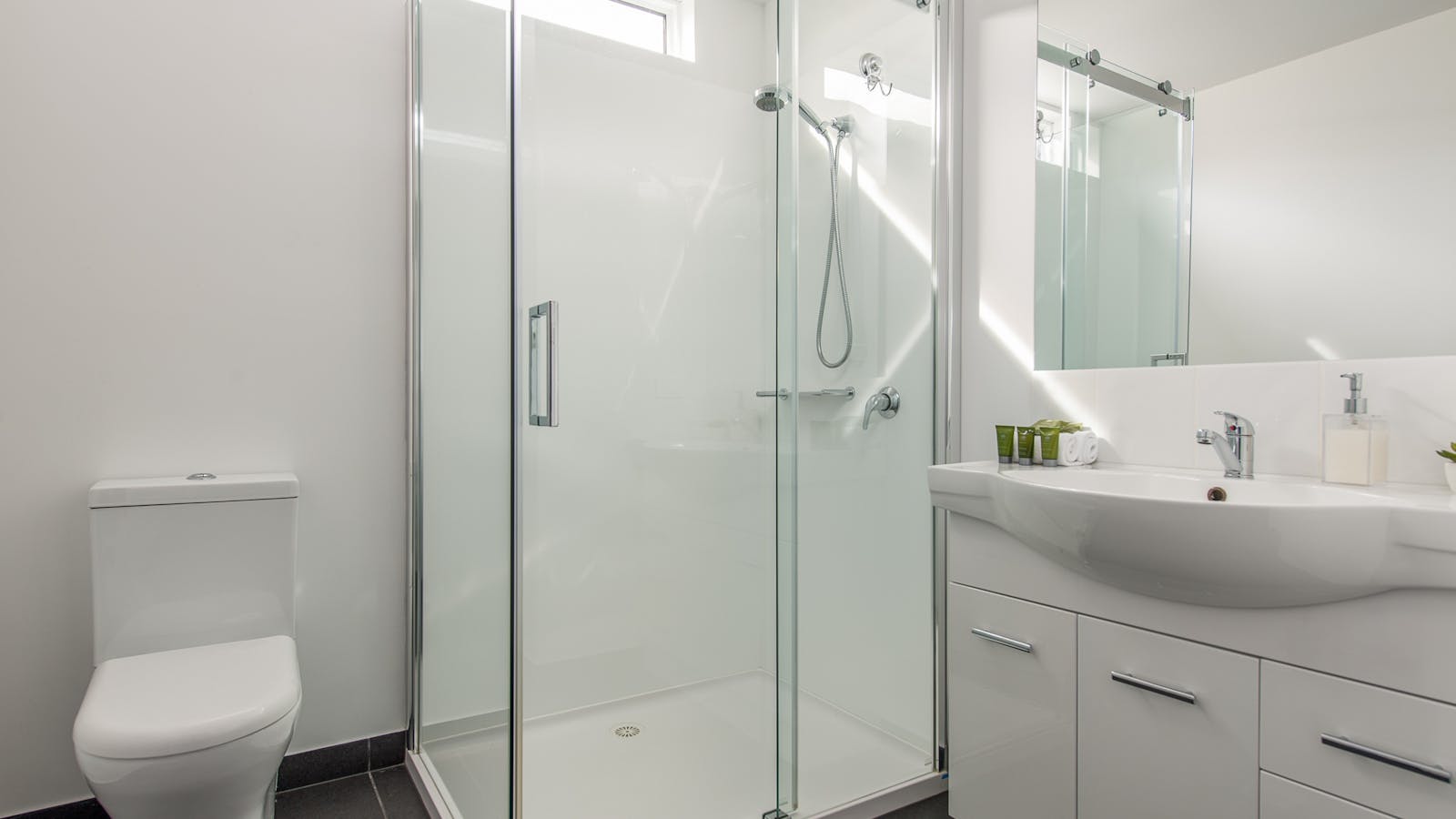 Apartment 1 en-suite bathroom