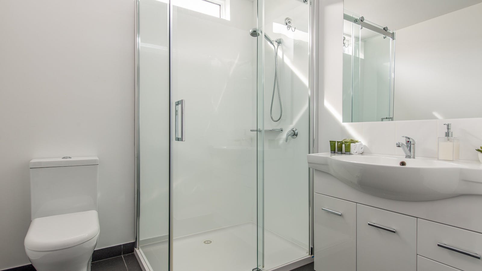 Apartment 1 en-suite bathroom