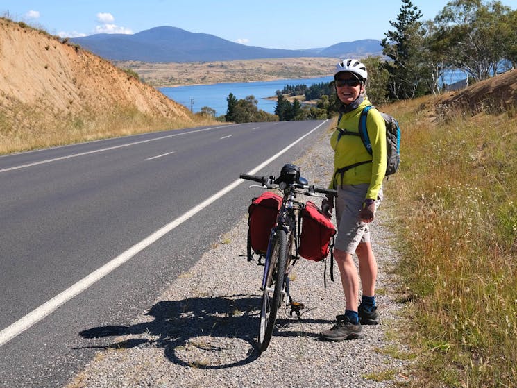 Cyclist on the Barry Way with view of Lake Jindabyne.