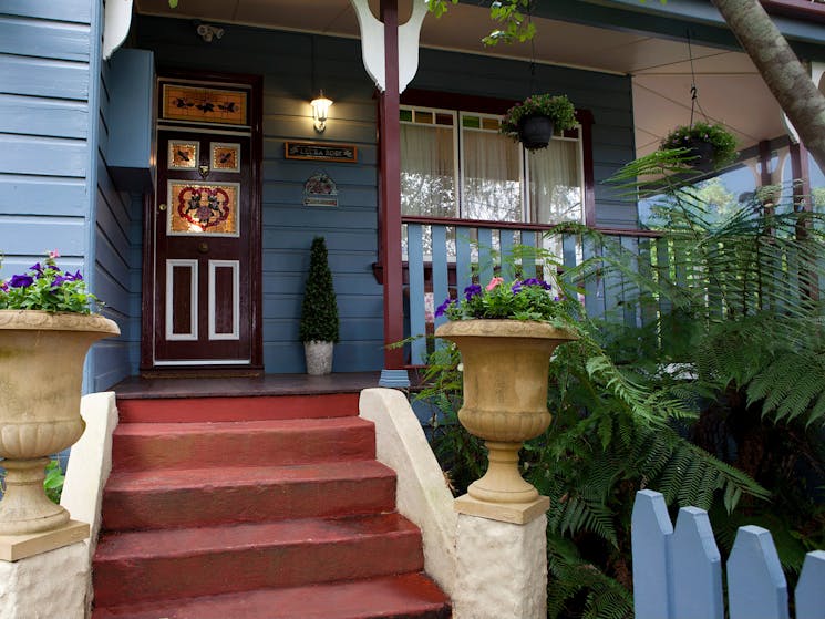 Welcome to Leura Rose Cottage, your private 5-star luxury escape in the heart of Leura.