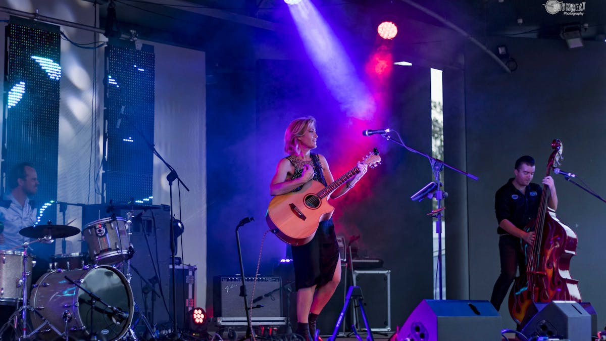 Fiona O'Shea and the Passenger live Club Boutique Hotel Cunnamulla 1-15 May 2021 6-9pm dinner, drink
