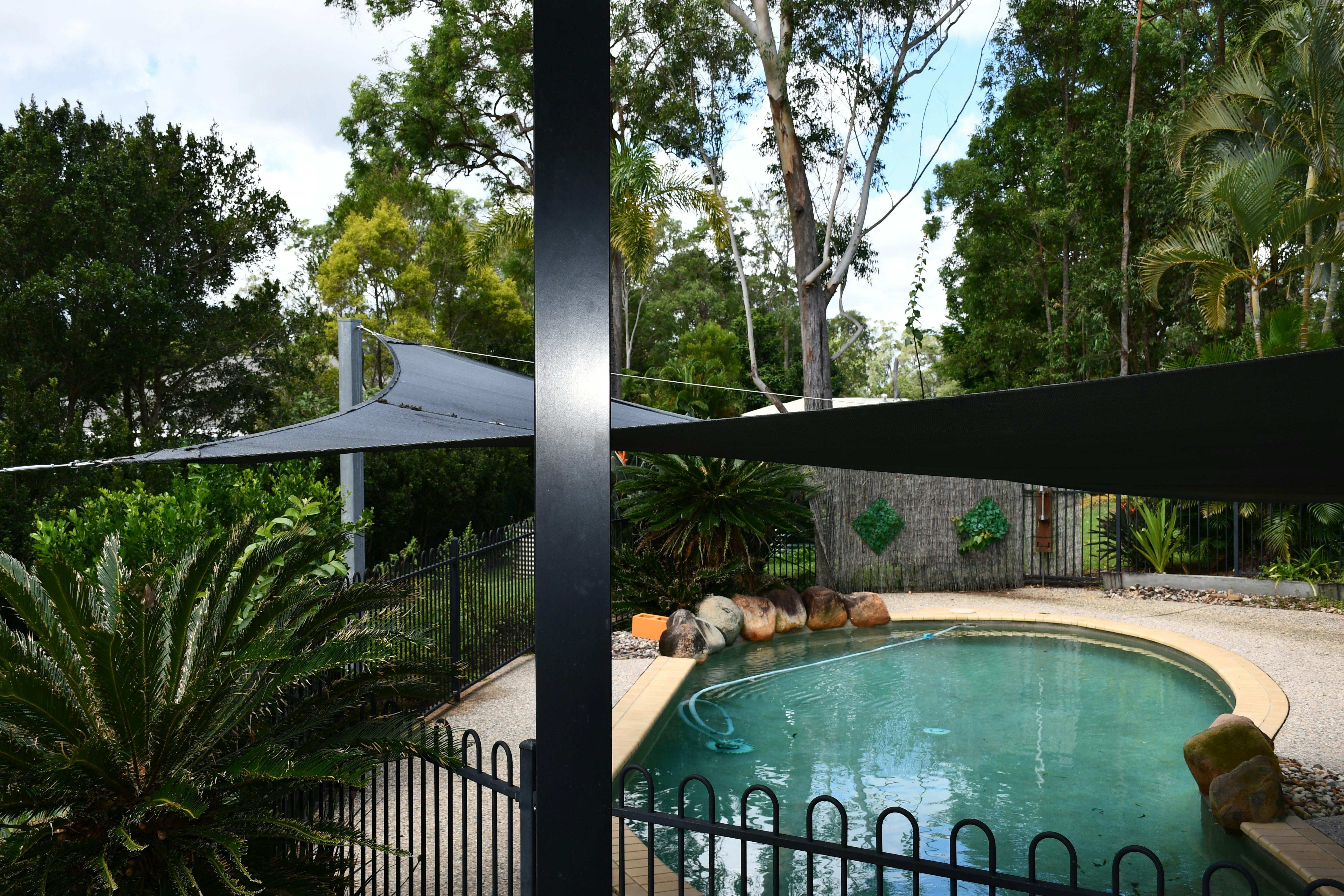 Woodford Serenity Cottage Outdoor In-Ground Pool