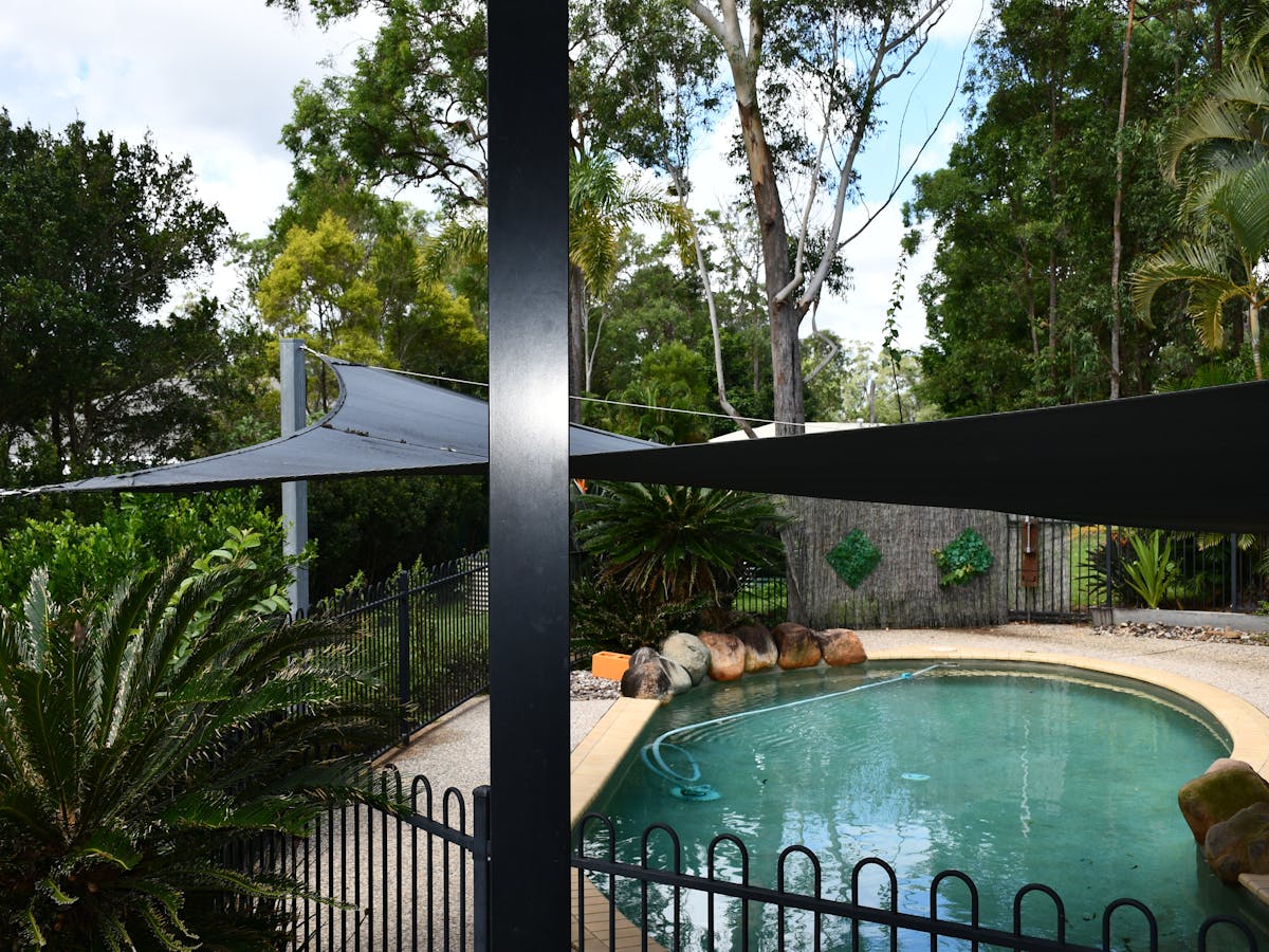 Woodford Serenity Cottage Outdoor In-Ground Pool