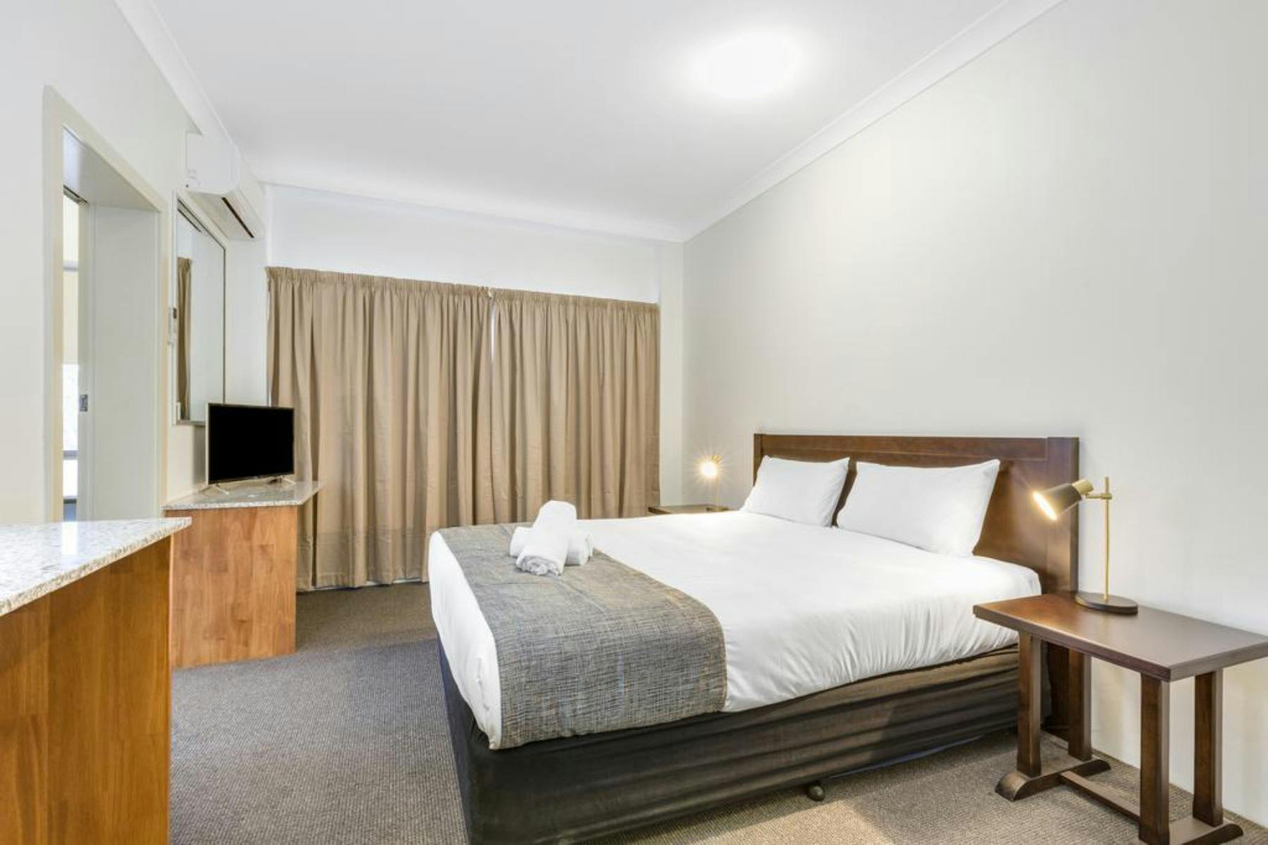 Rockhampton Hotel Suite King, Bedroom