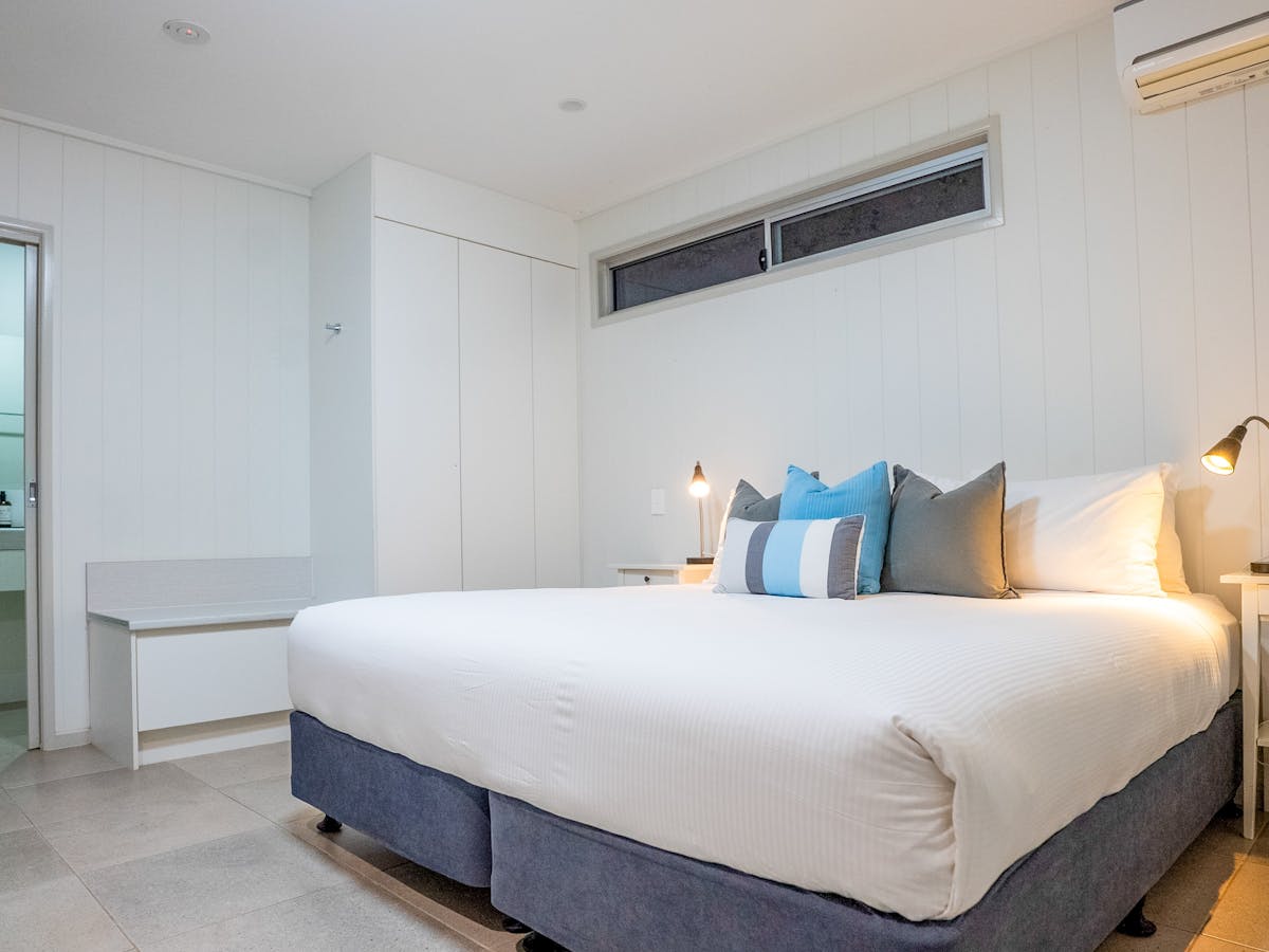 King bed in outback studio room