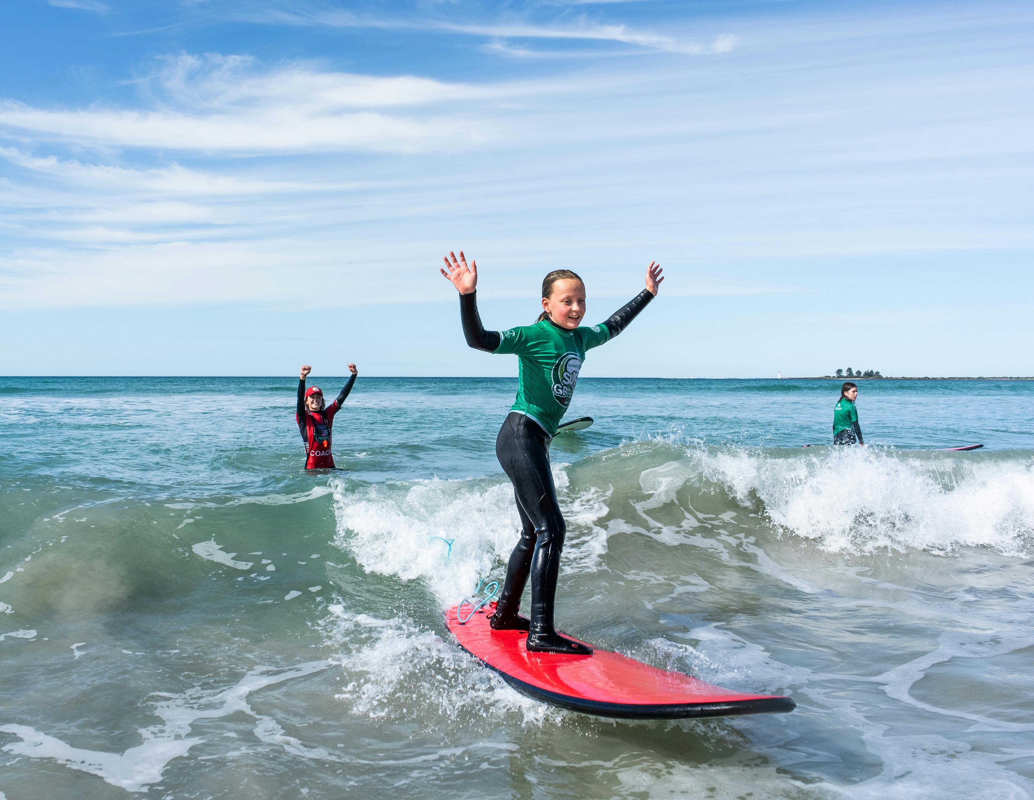 girl catch waving