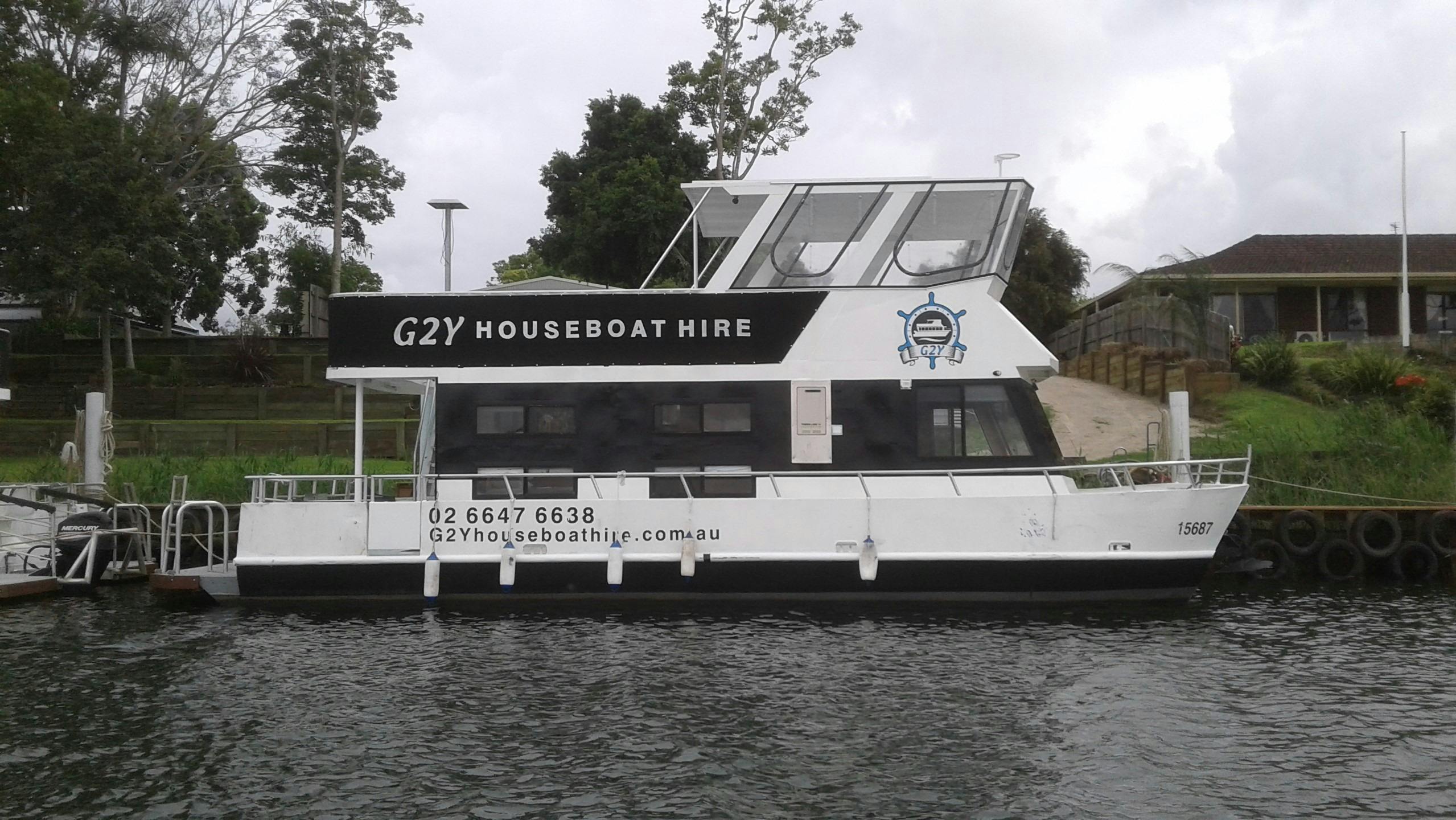 Idyll Ours는 최대 8명까지 수용할 수 있으며 2커플 또는 2가족이 타기에 좋은 보트입니다.