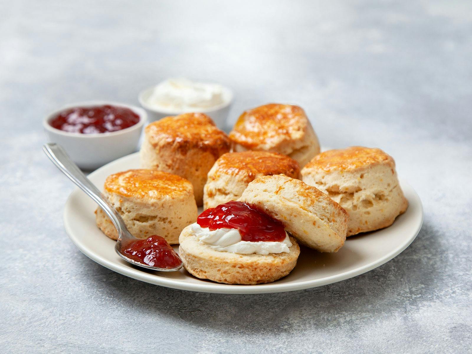 Delicous scones with jam served on the Magistic sighsteeing cruise on Sydney Harbour
