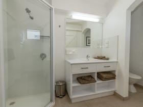 Barclay Motor Inn Studio Queen Bathroom