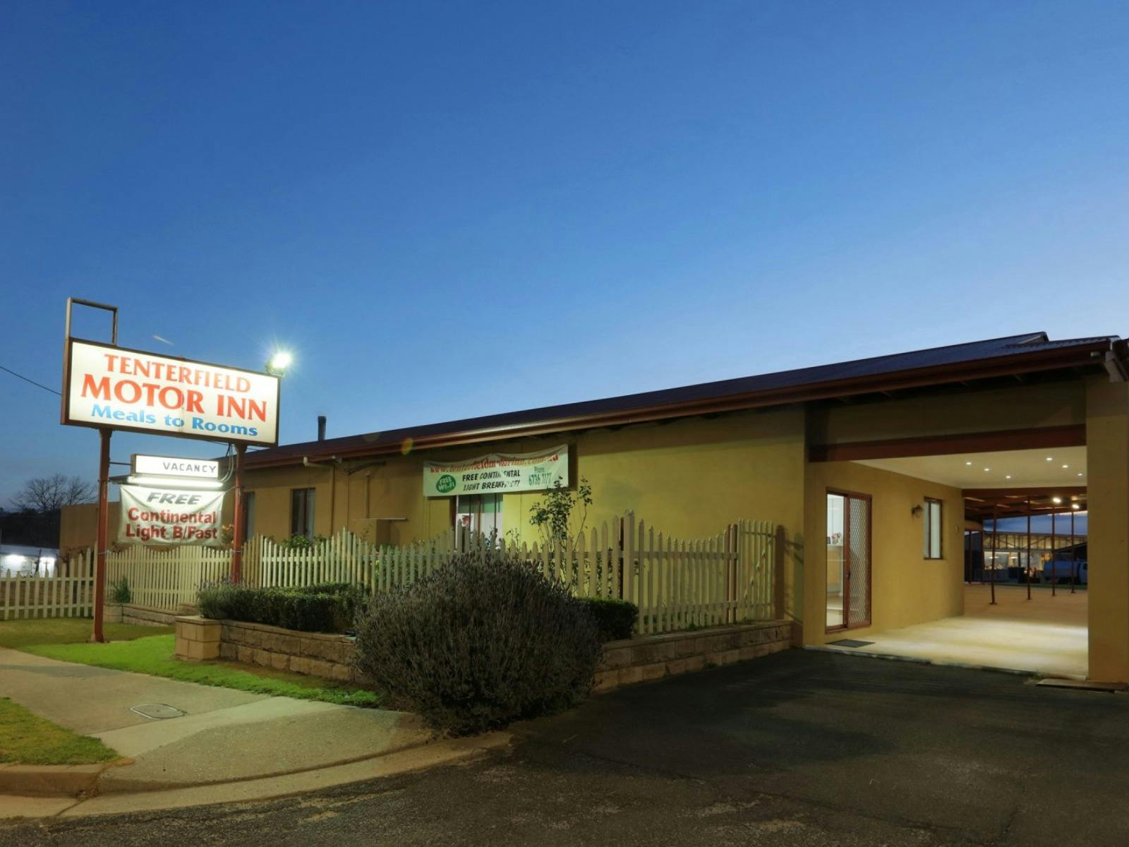 Entrance to Tenterfield Motor Inn