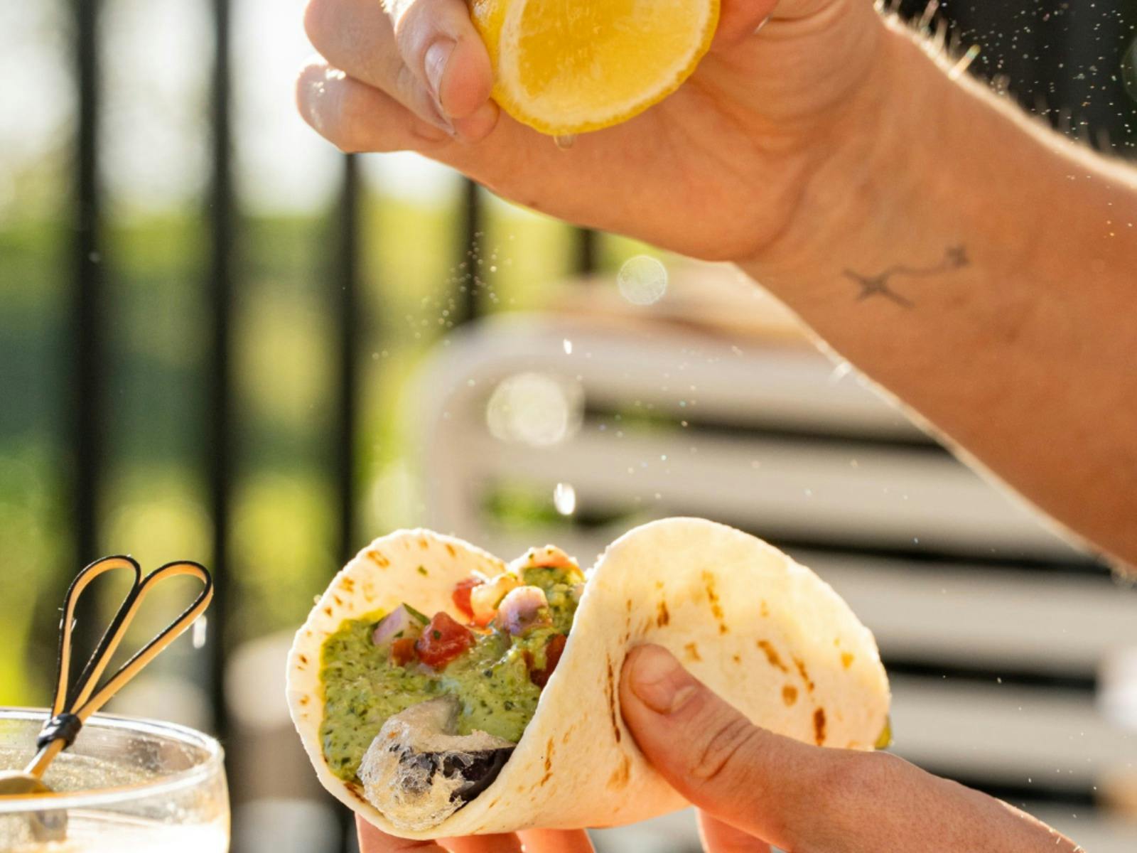 Zitrone auf einen Taco auspressen