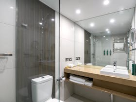 Bathroom King Junior Suite With Harbour View at Hilton Garden Inn Darwin