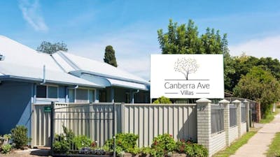 Canberra Avenue Villas Sign