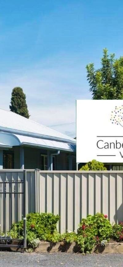 Canberra Avenue Villas Sign