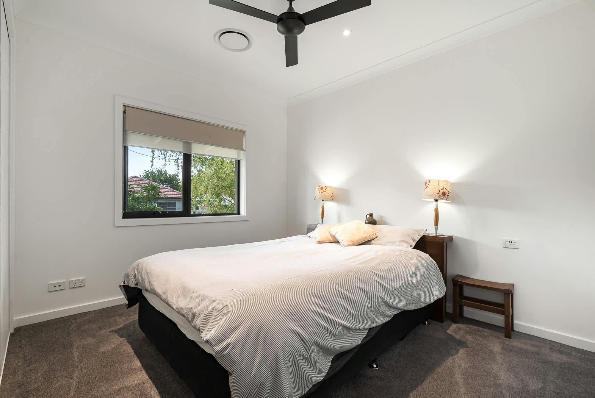 BIR이 있는 퀸 사이즈 침대