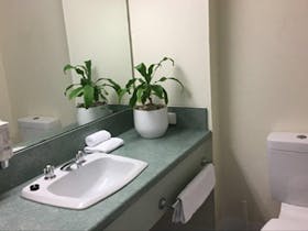 Emerald Hotel Suite: Bathroom