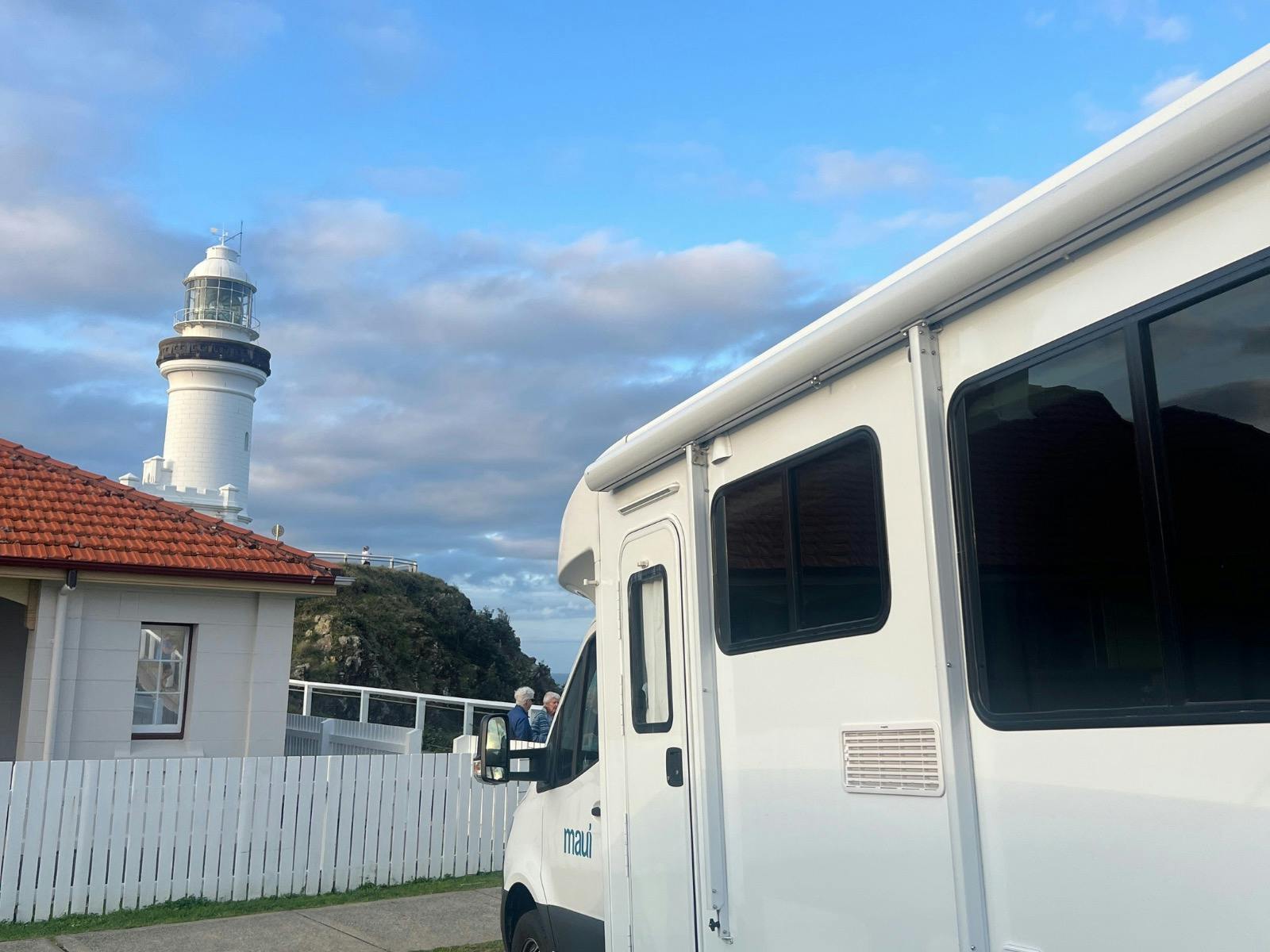 바이런 베이 등대 옆에 주차된 캠핑카
