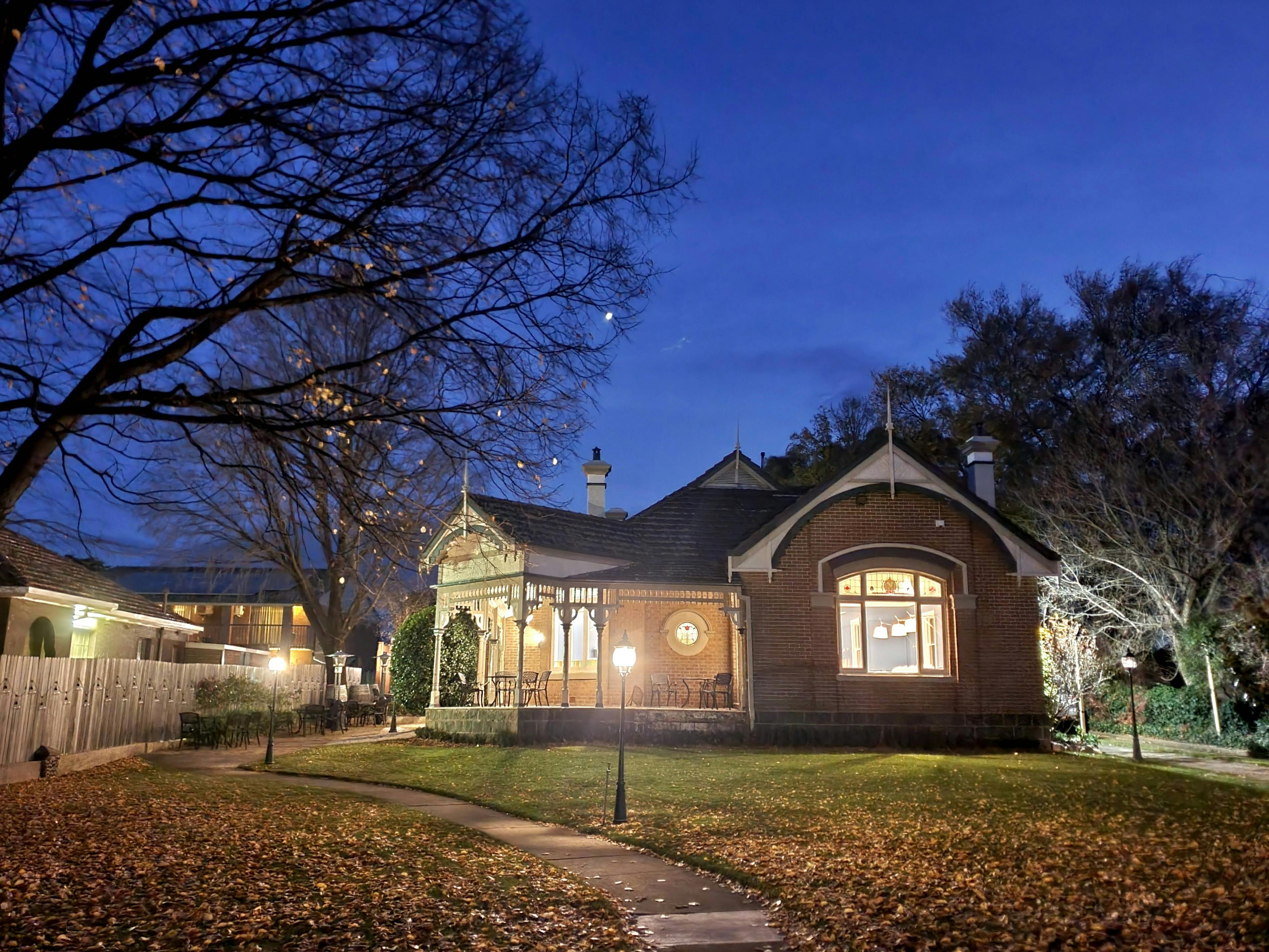 밤에 찍은 저녁 문화유산 건물 전경