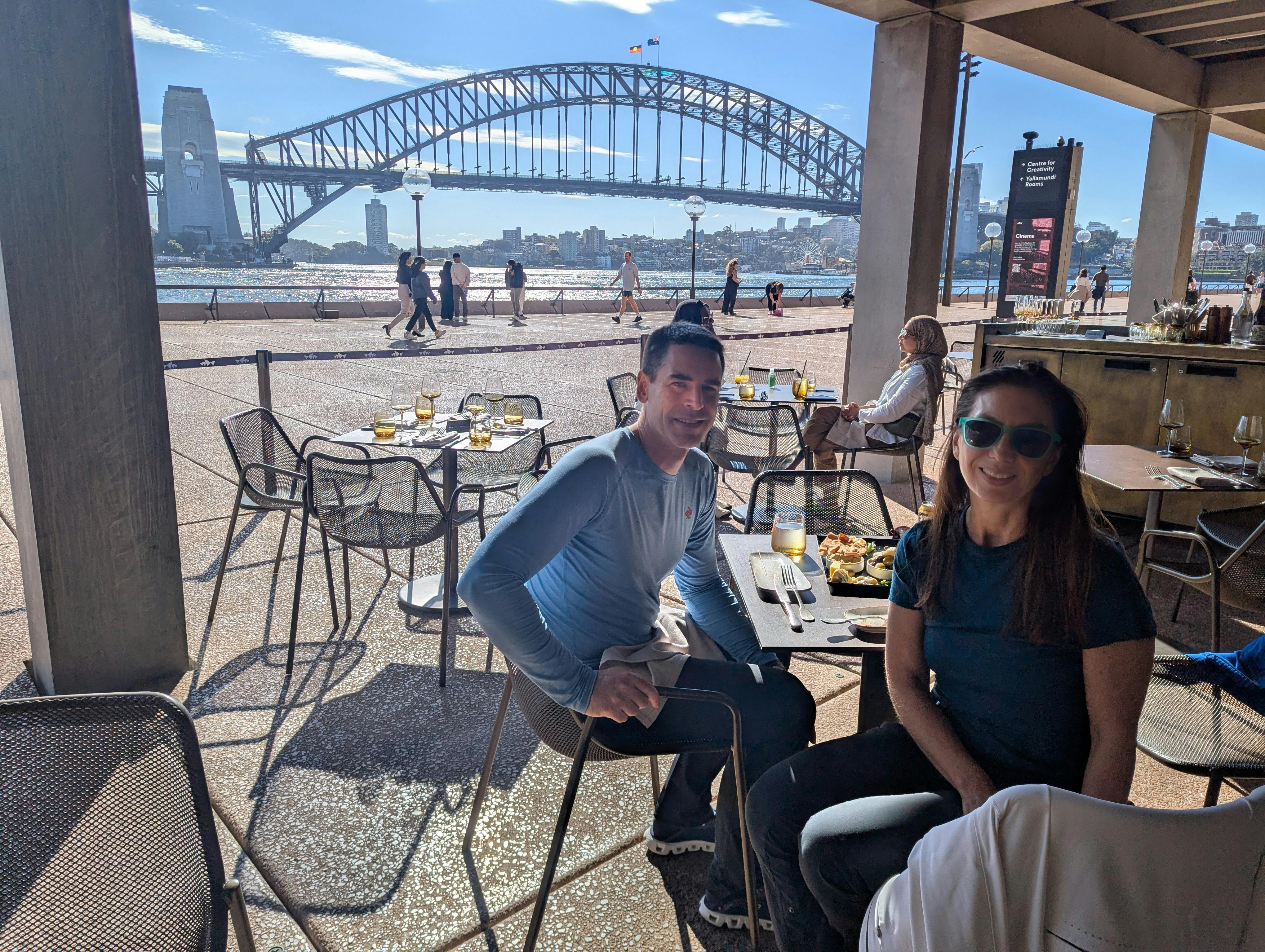 zwei Gäste in Midden mit der Harbour Bridge im Hintergrund