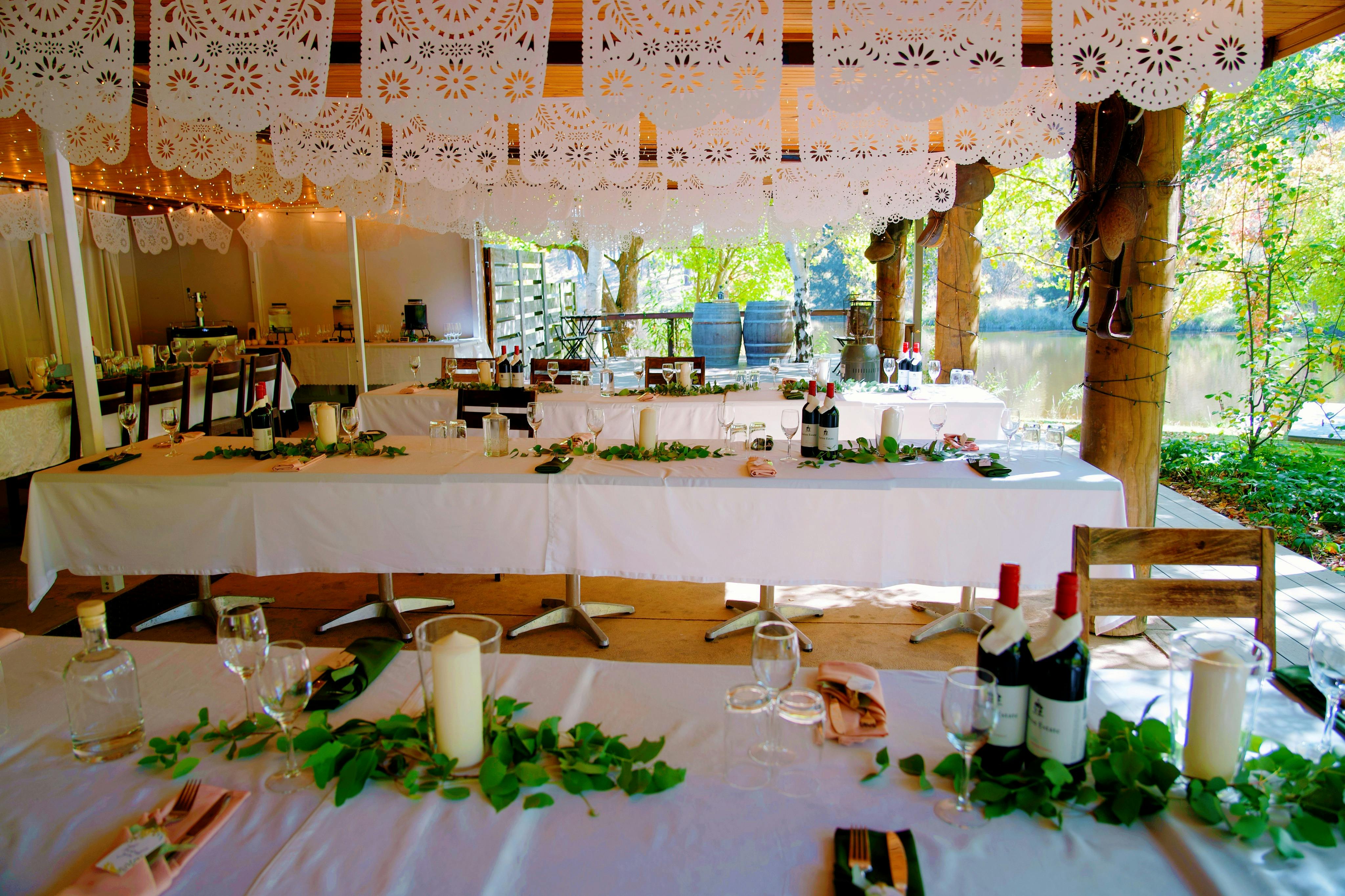 レッドブロウガーデンの湖畔デッキ