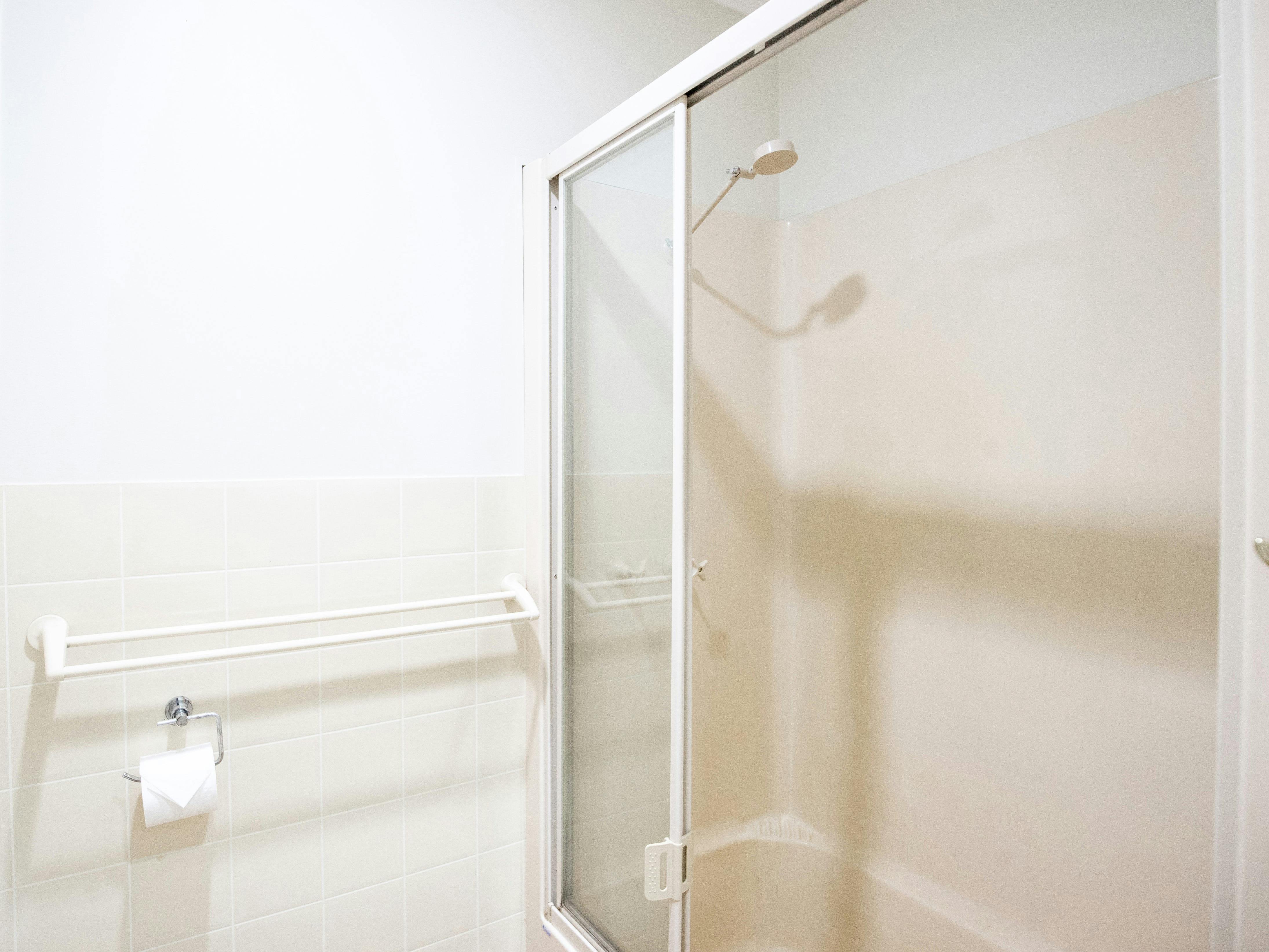 Cedar Cabin - Bathroom