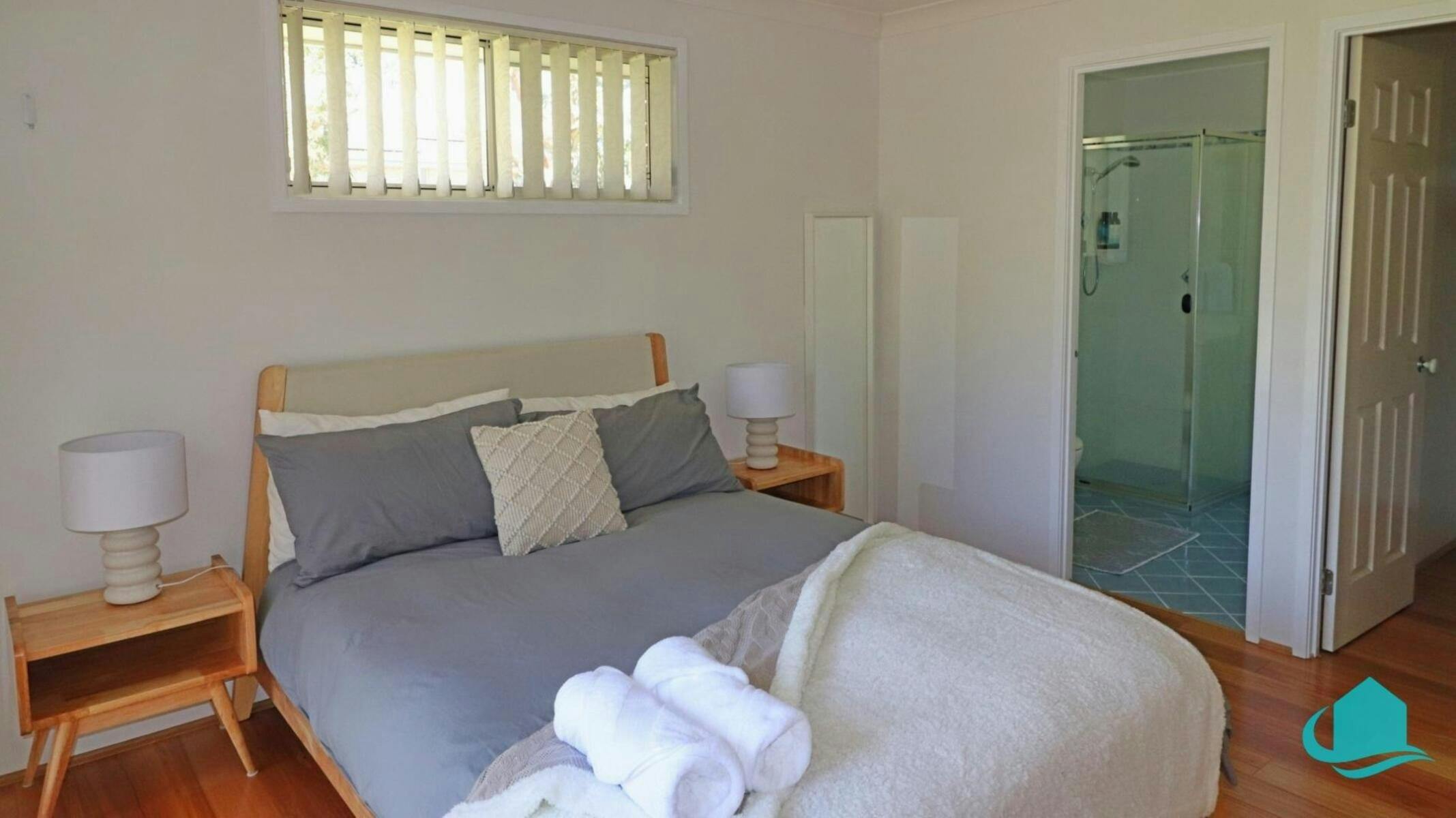 마스터 침실에는 욕실이 있습니다