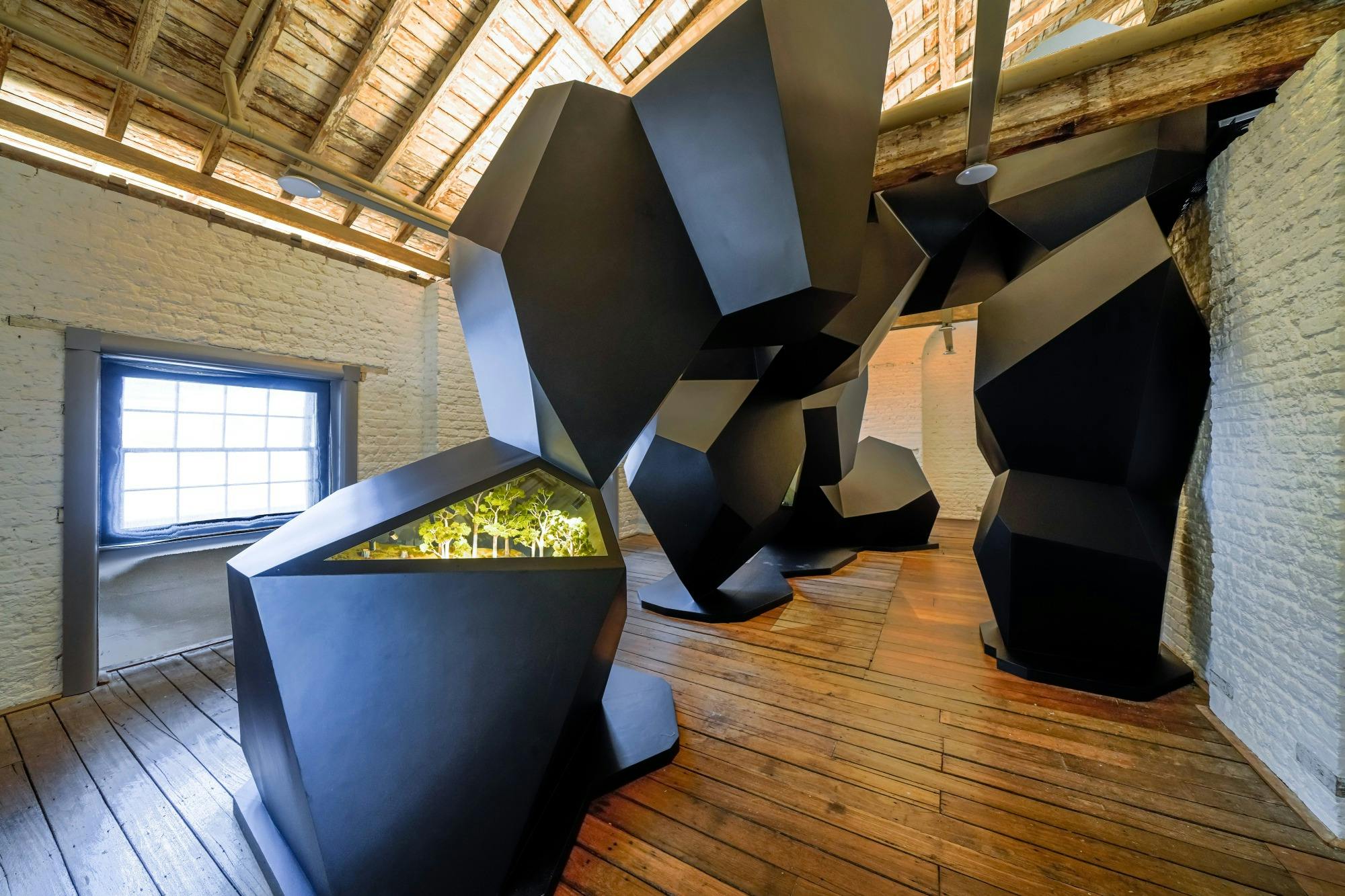 ミニチュアモデルを使った黒い彫刻作品