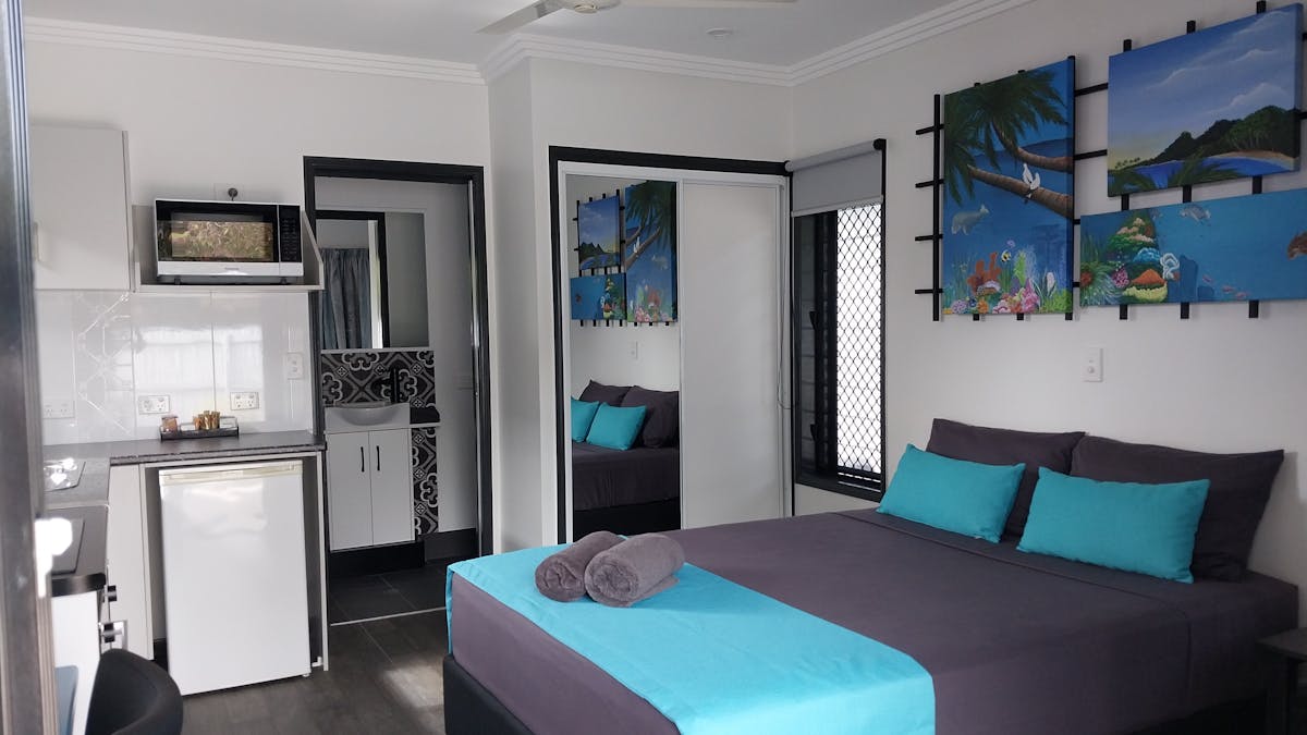 Beautiful well-appointed cabin with cooking facilities, private ensuite, air-conditioning and WIFI