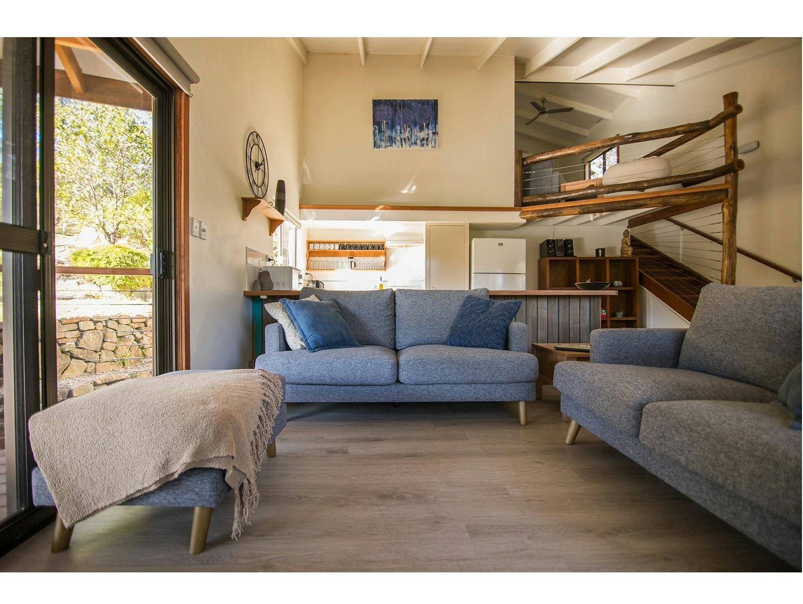 休息区配有两张沙发和一个蒲团