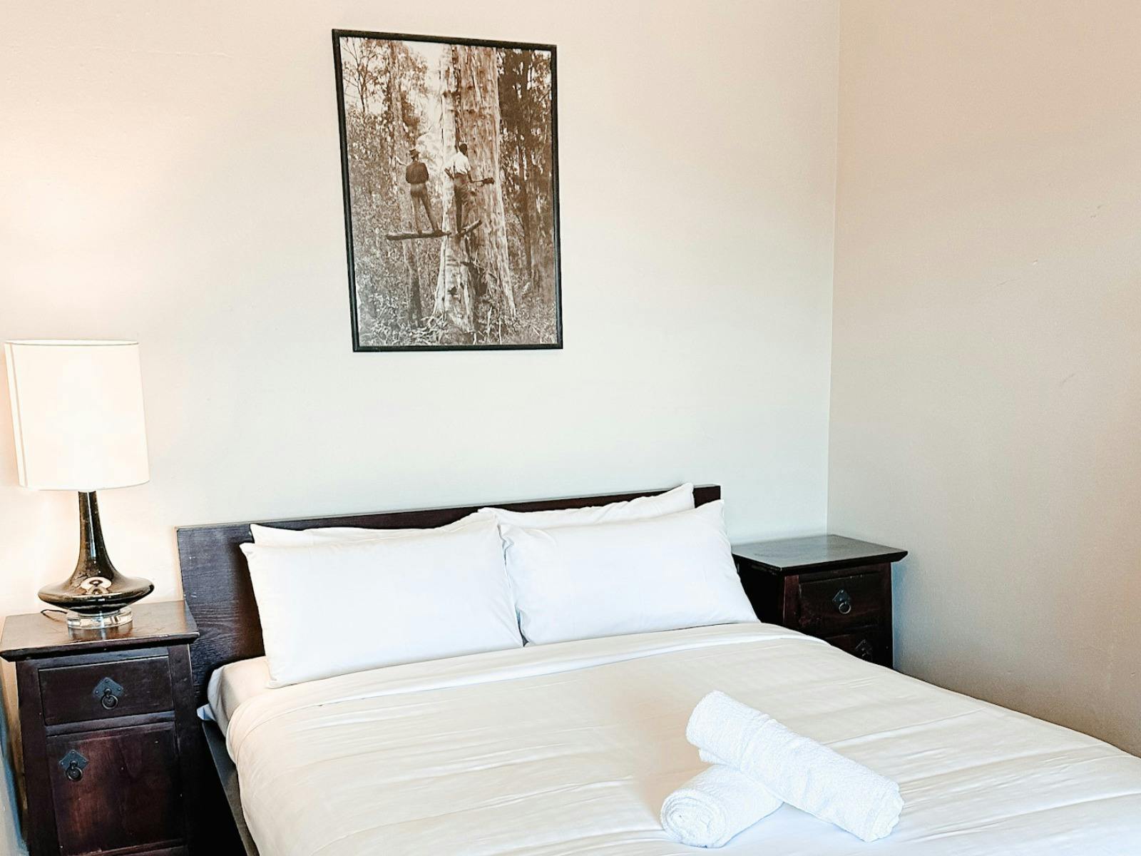 Queen Room, Shared Bathroom