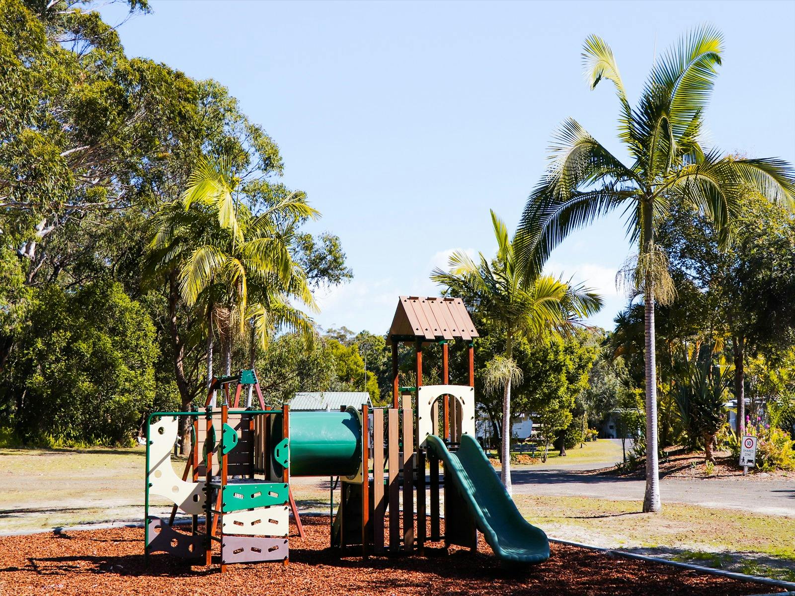 ブッシュランドにあるカラフルな子供の遊び場