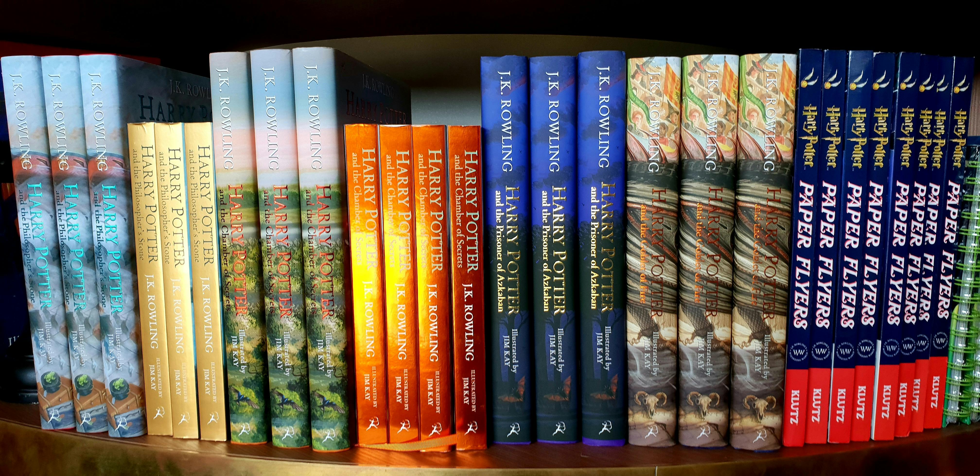 Quizzic Alley's entrance, flanked by impressive timber castle doors.