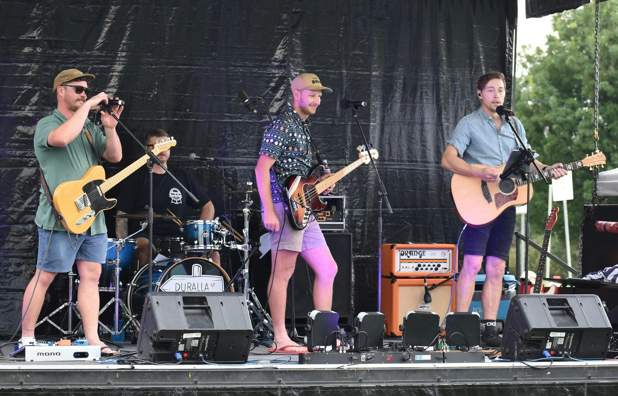 樂團在舞台上表演，2023 年