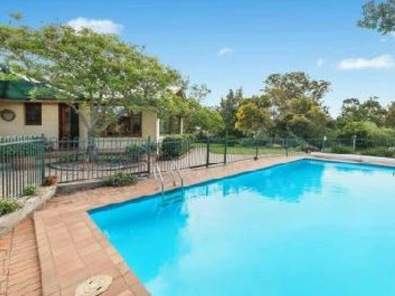 울타리가 있는 대형 수영장