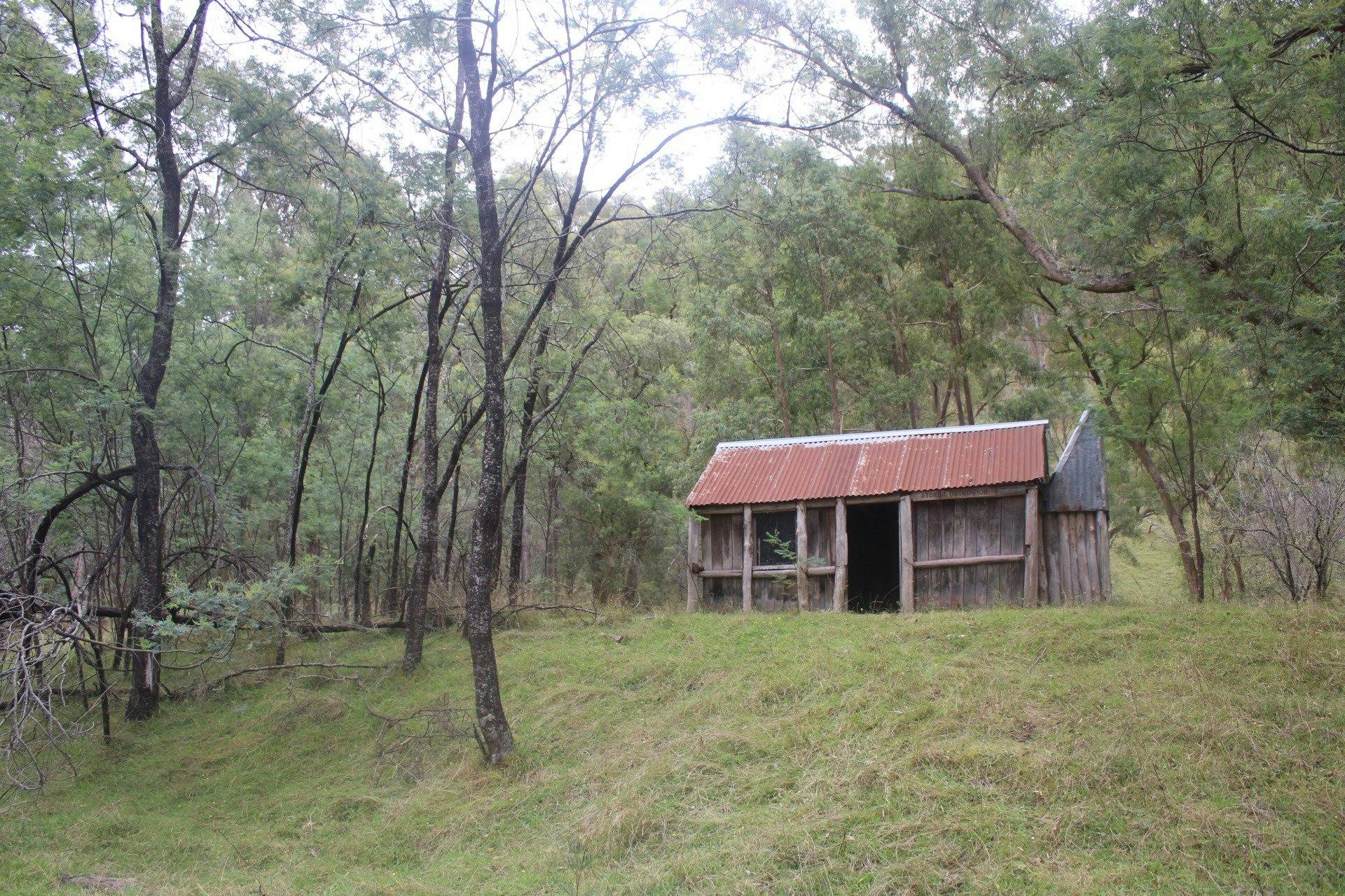 Stones Outstation Heritage Hut amongst trees