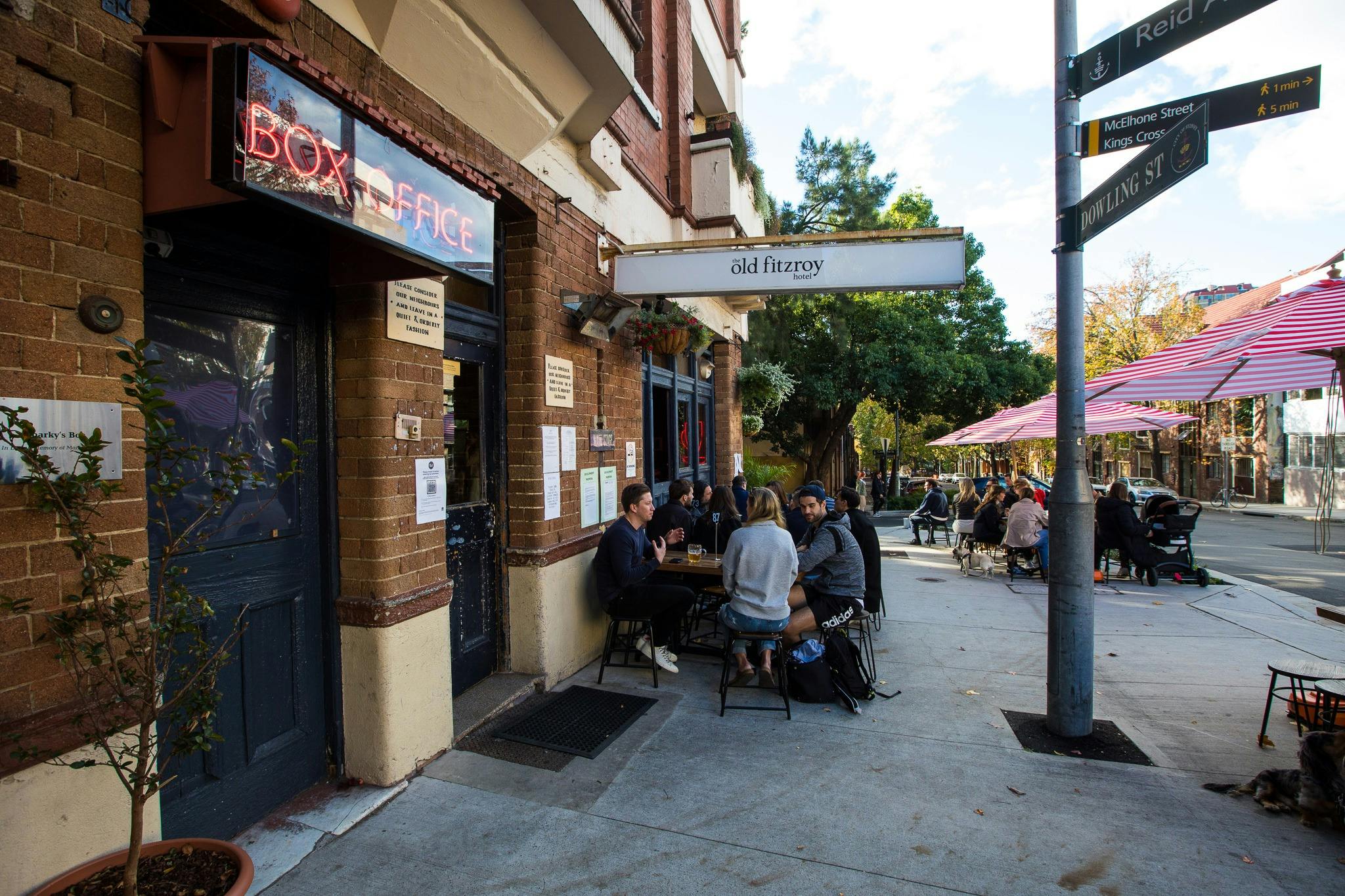 人們在 The Old Fitz Woolloomooloo 餐廳外露天用餐
